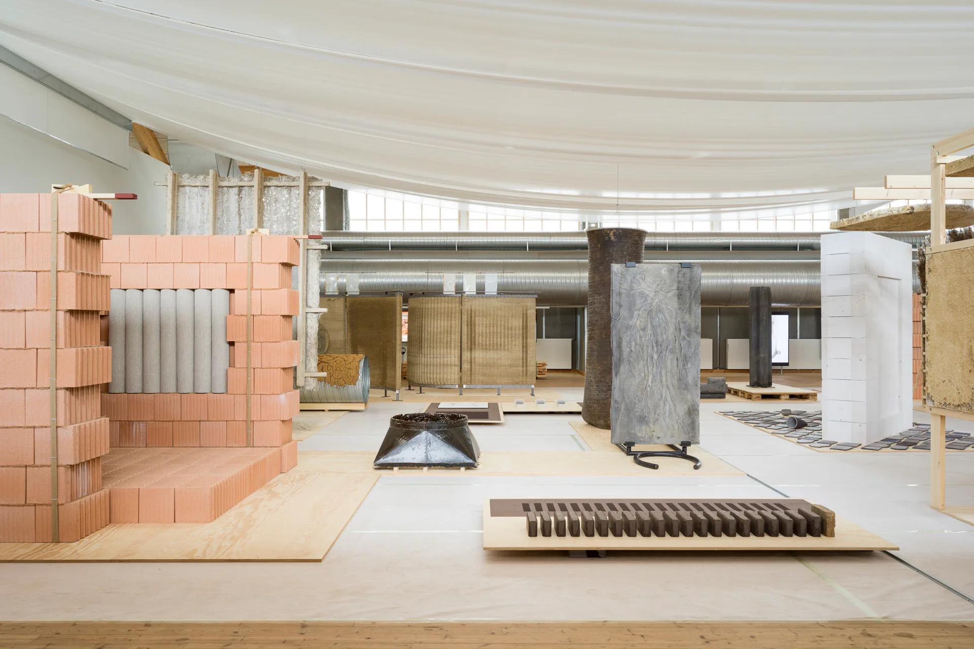 Die Ausstellung zeigt etablierte und neuartige Baumaterialien.