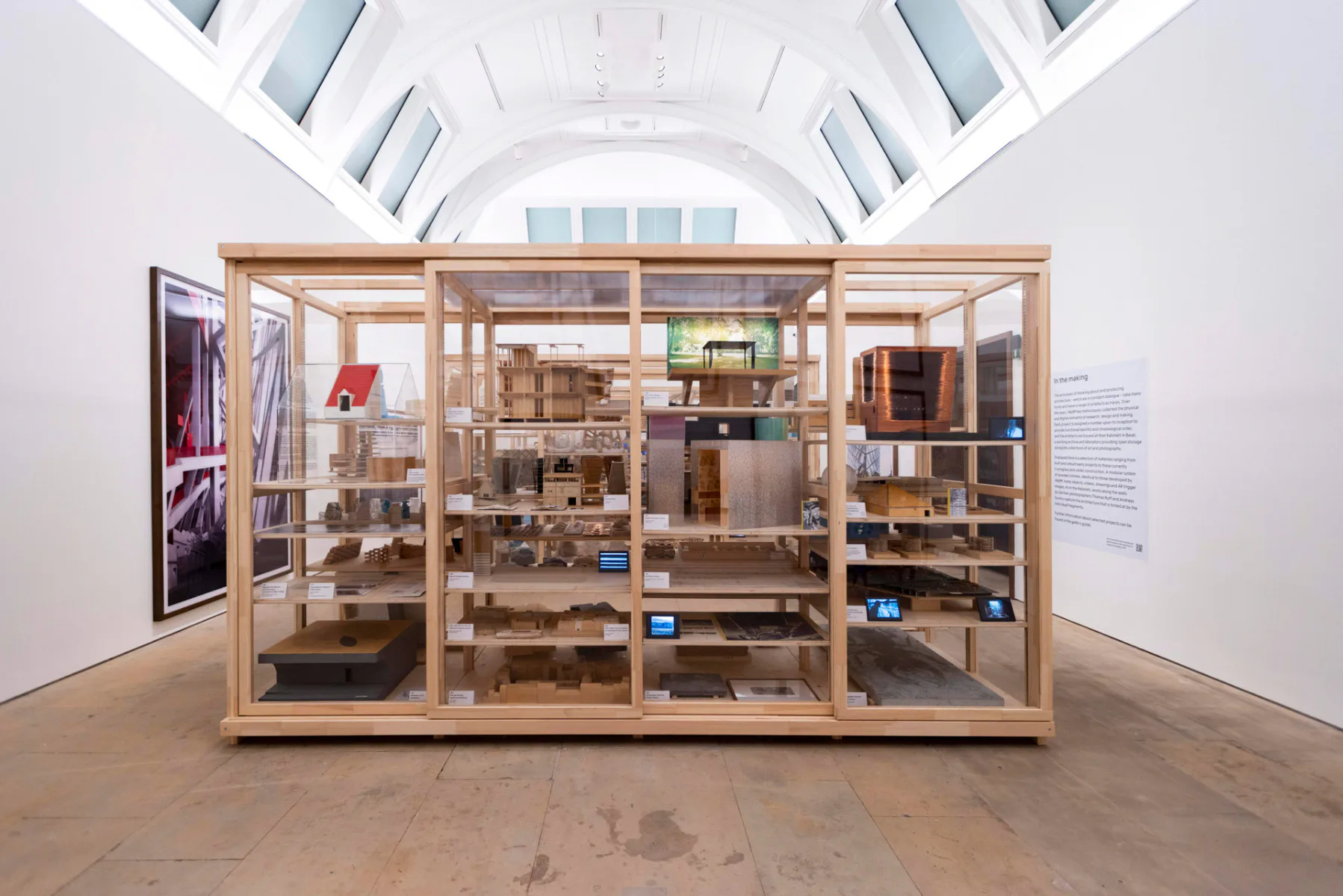 In großen Holzschränken sind Modelle, Materialproben, Zeichnungen und Objekte ausgestellt. Foto: © Royal Academy of Arts, London / David Parry.