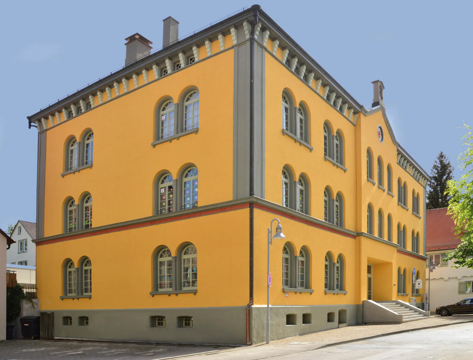Vorderseite Braith-Grundschule in Biberach