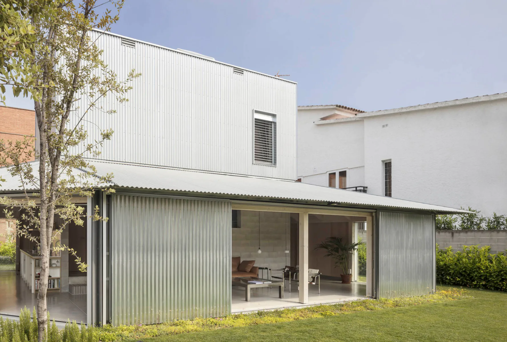 Im Vergleich zu den benachbarten Bauten ist das Einfamilienhaus eher bescheiden dimensioniert.