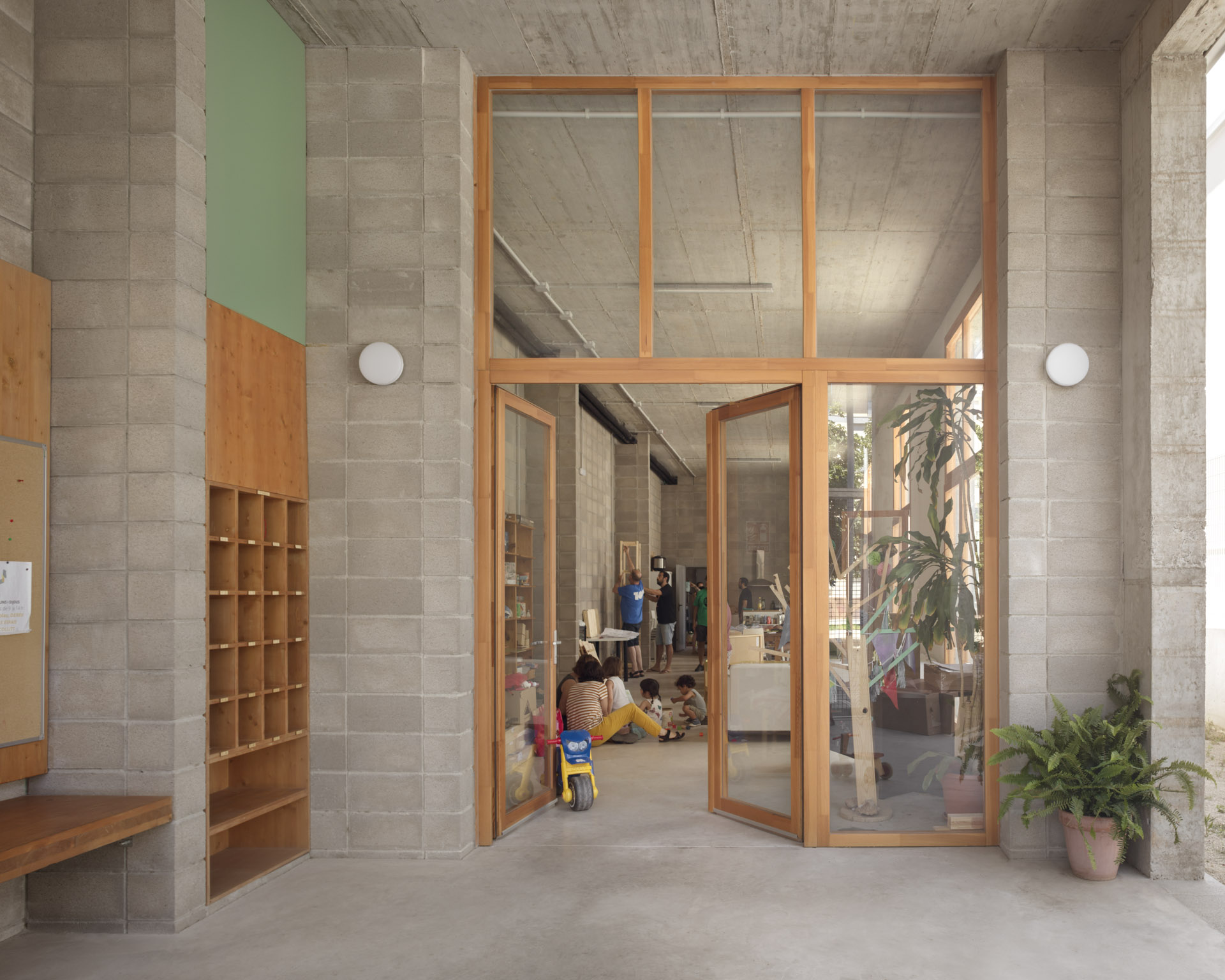 Bewohner treffen sich in einem Gemeinschaftsbereich von La Balma, Architektur: Lacol + Laboqueria
