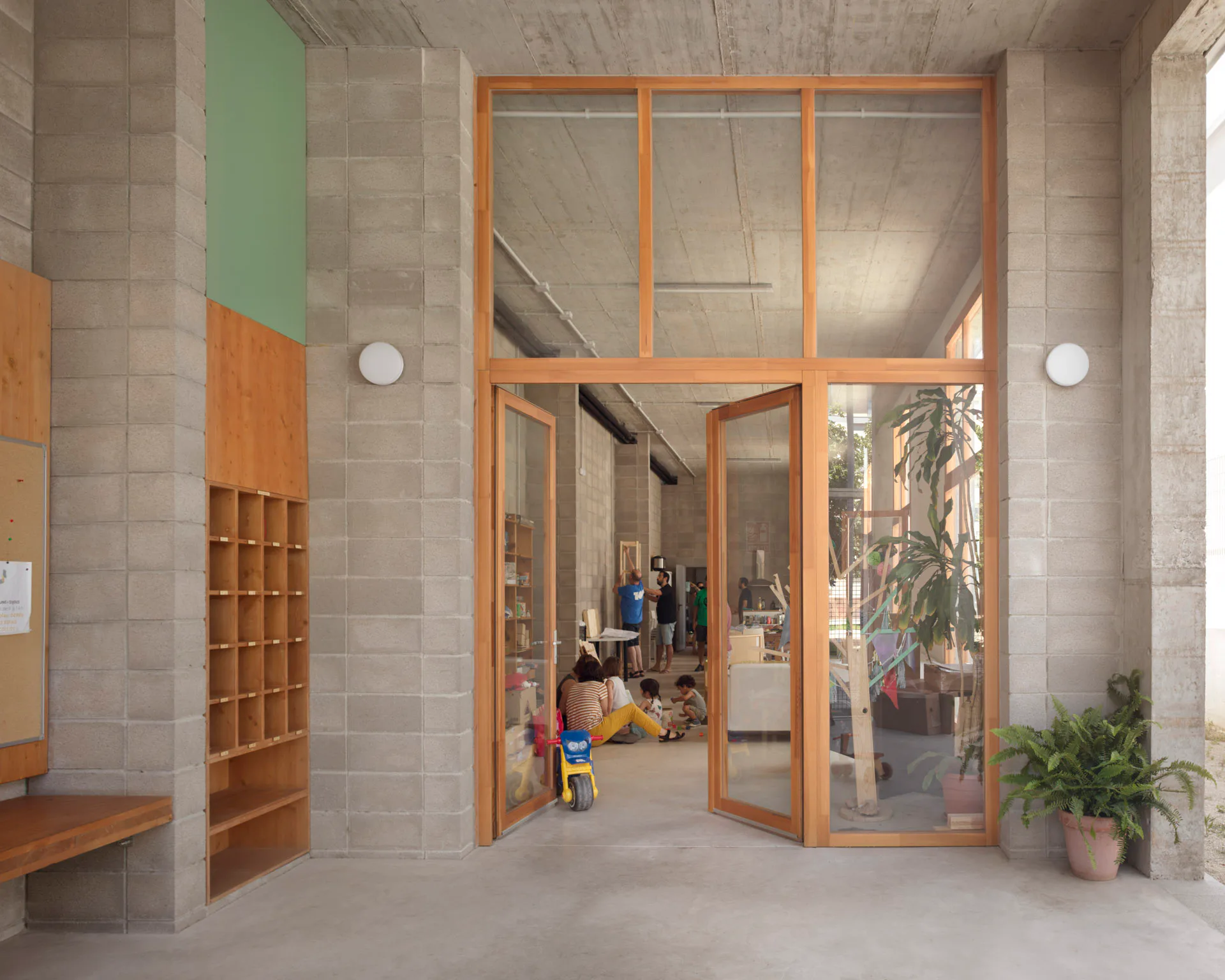 Bewohner treffen sich in einem Gemeinschaftsbereich von La Balma, Architektur: Lacol + Laboqueria