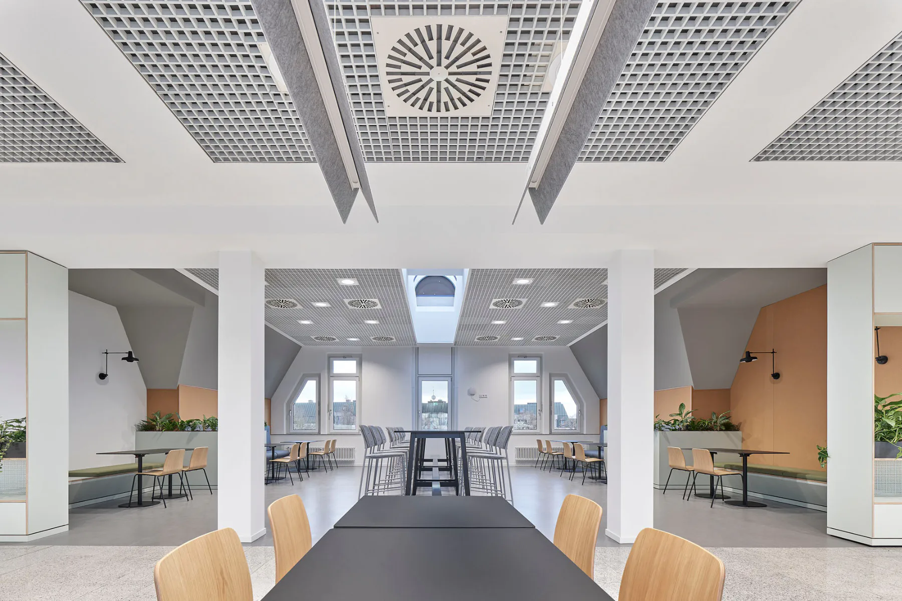 Das Dachgeschoss beherbergt die Kantine und den Speisesaal mit flexiblen Nutzungsmöglichkeiten.