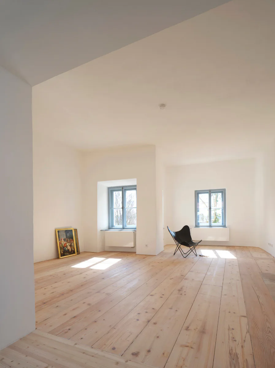 Großzügige alte Dielen finden sich im ehemaligen Bedienstetenquartier.