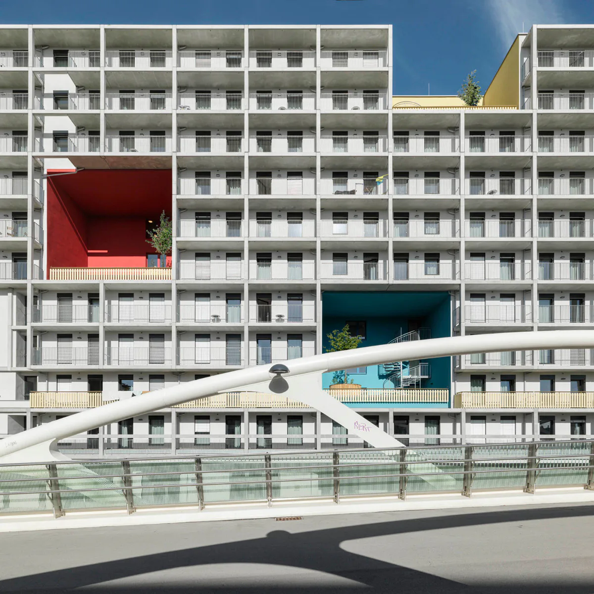 Große Loggien in der Fassade bilden die Außenbereiche der Kleinraumwohnungen.