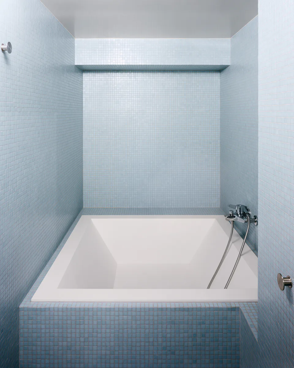 Blaue Mosaikfliesen im Bad