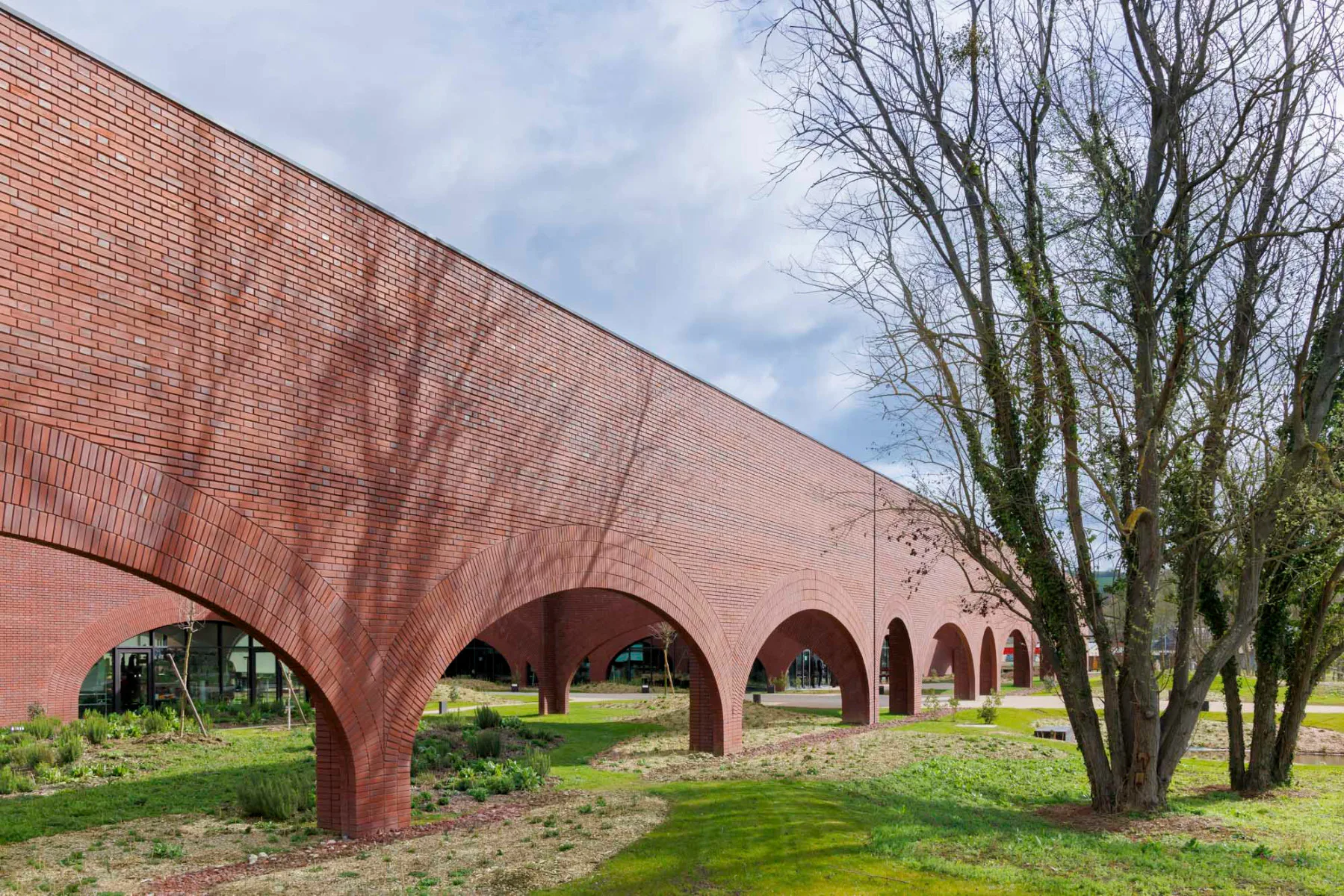 Ansicht der Südfassade, Haupteingang, Lina Ghotmeh — Architecture, Foto: Iwan Baan