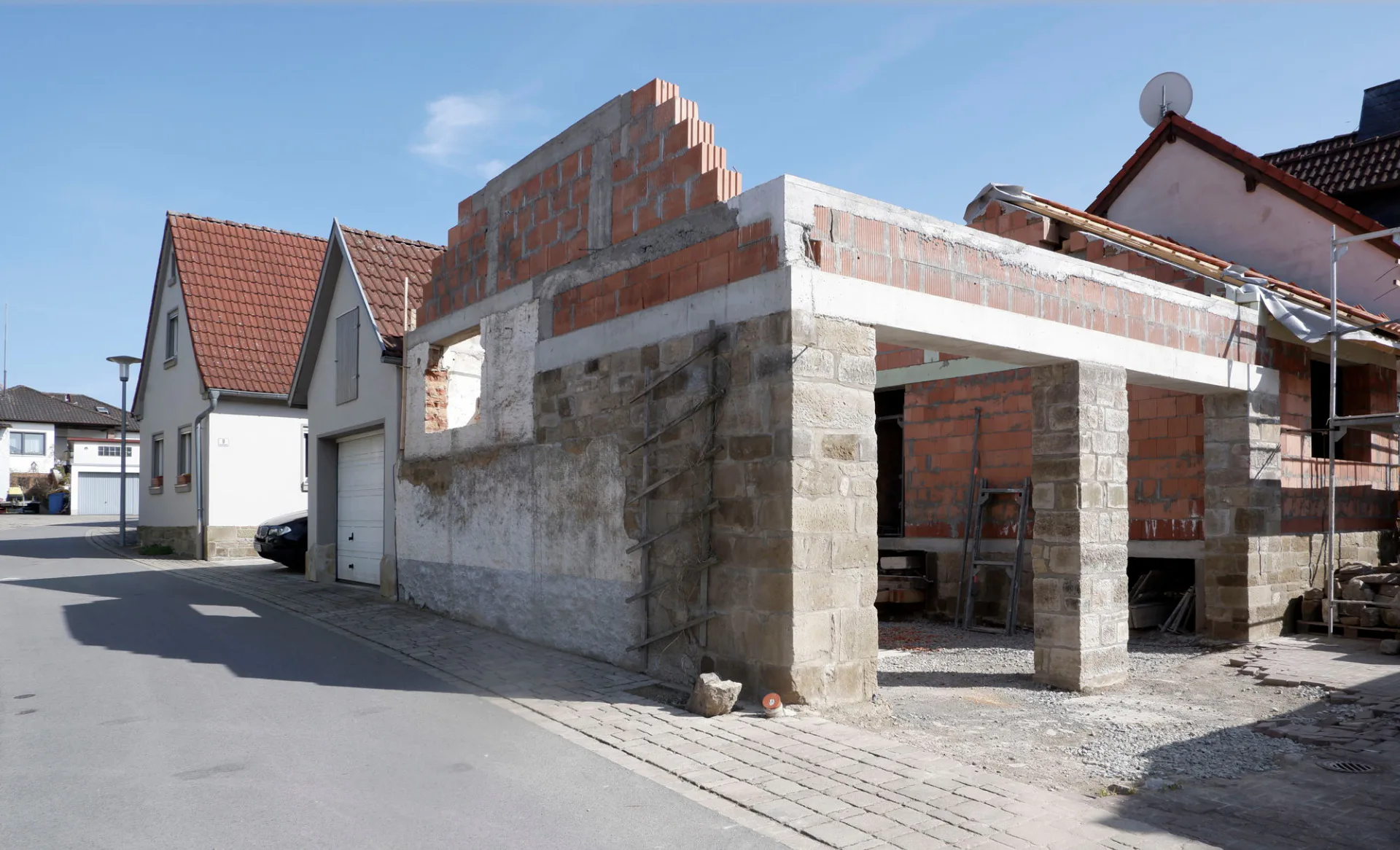 Die Gebäudehöhe des Bauernhauses wurde verringert.