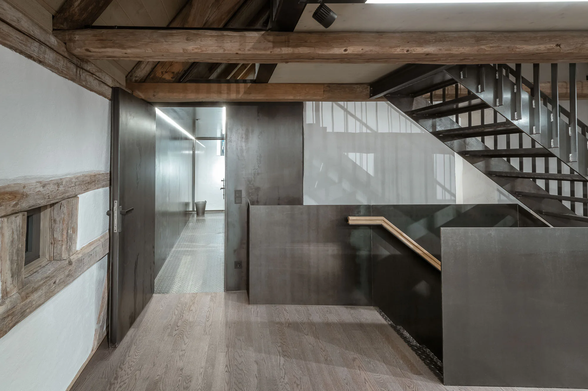 Rohe Materialien prägen den Innenraum. Architektur: Berschneider + Berschneider