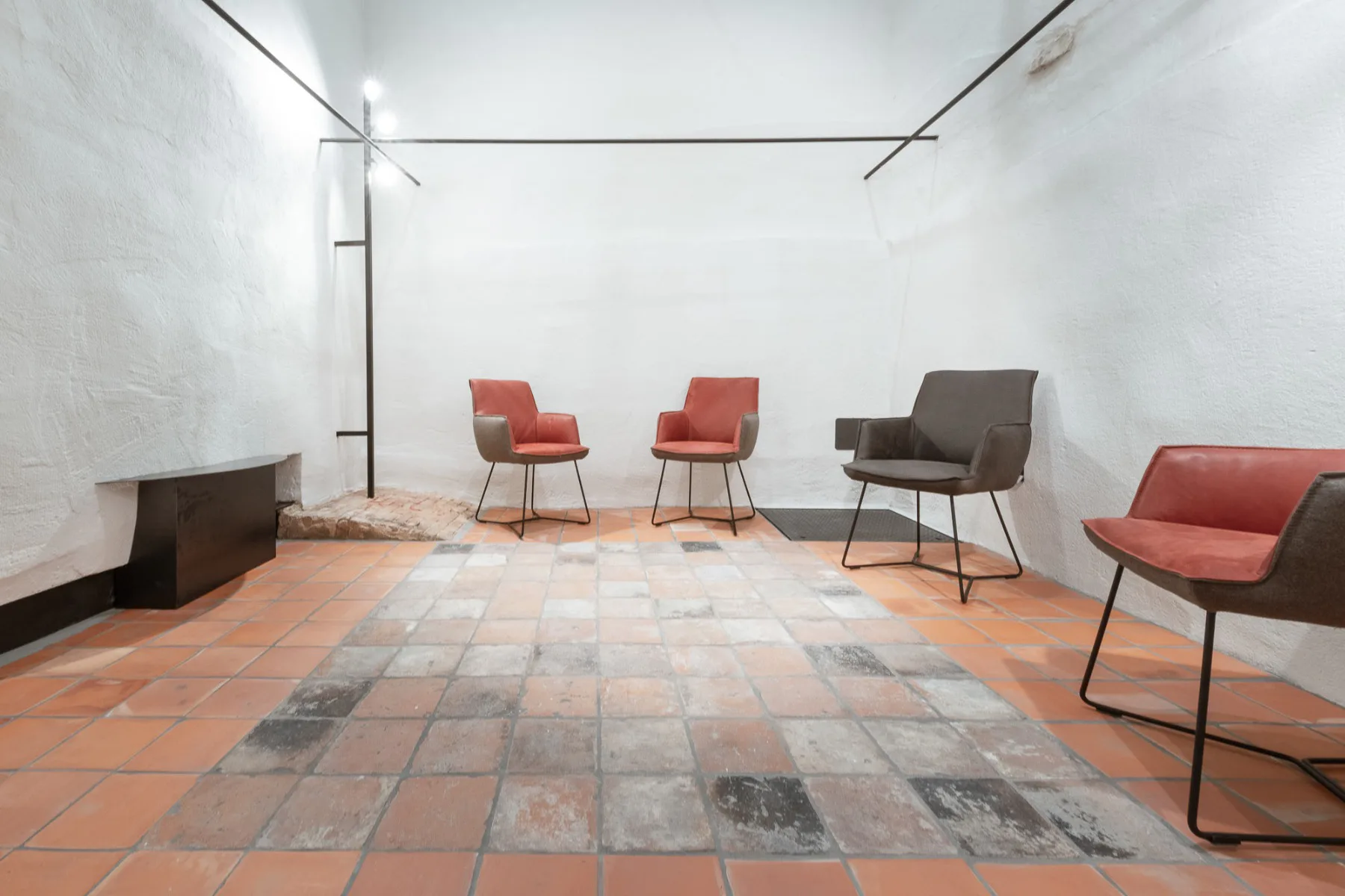 Ein abgetrenntes Séparée im Erdgeschoss bietet einen Rückzugsort für etwa sechs Personen. Architektur: Berschneider + Berschneider