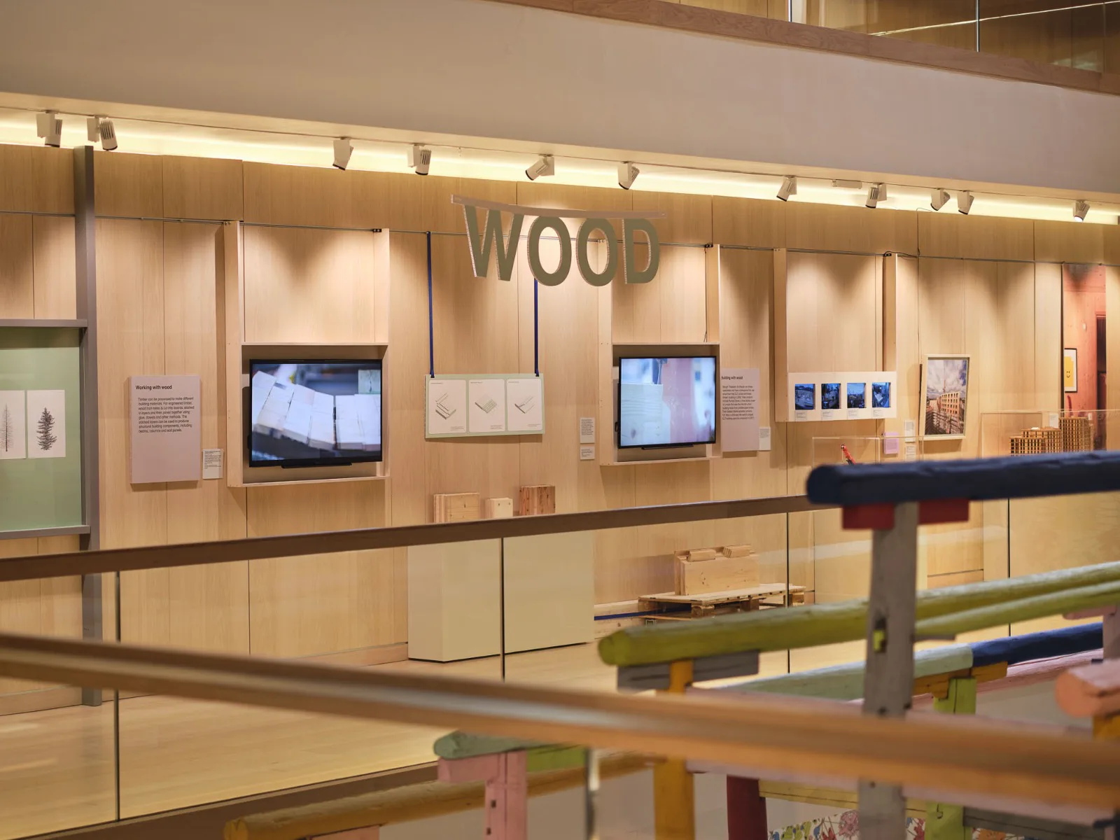Abschnitt „Holz“ der Ausstellung „How to Build a Low-Carbon Home“.