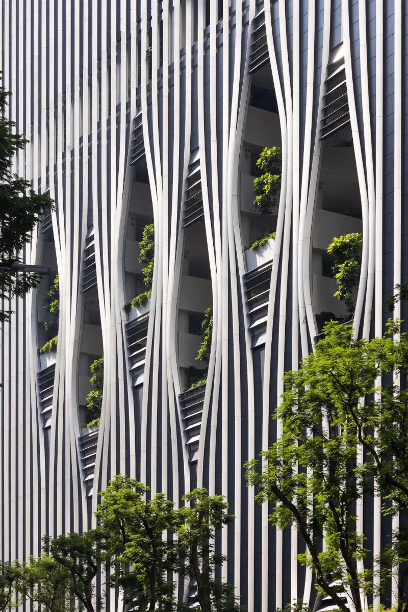 Die Fassade des Turms ist von vertikalen Lamellen geprägt.