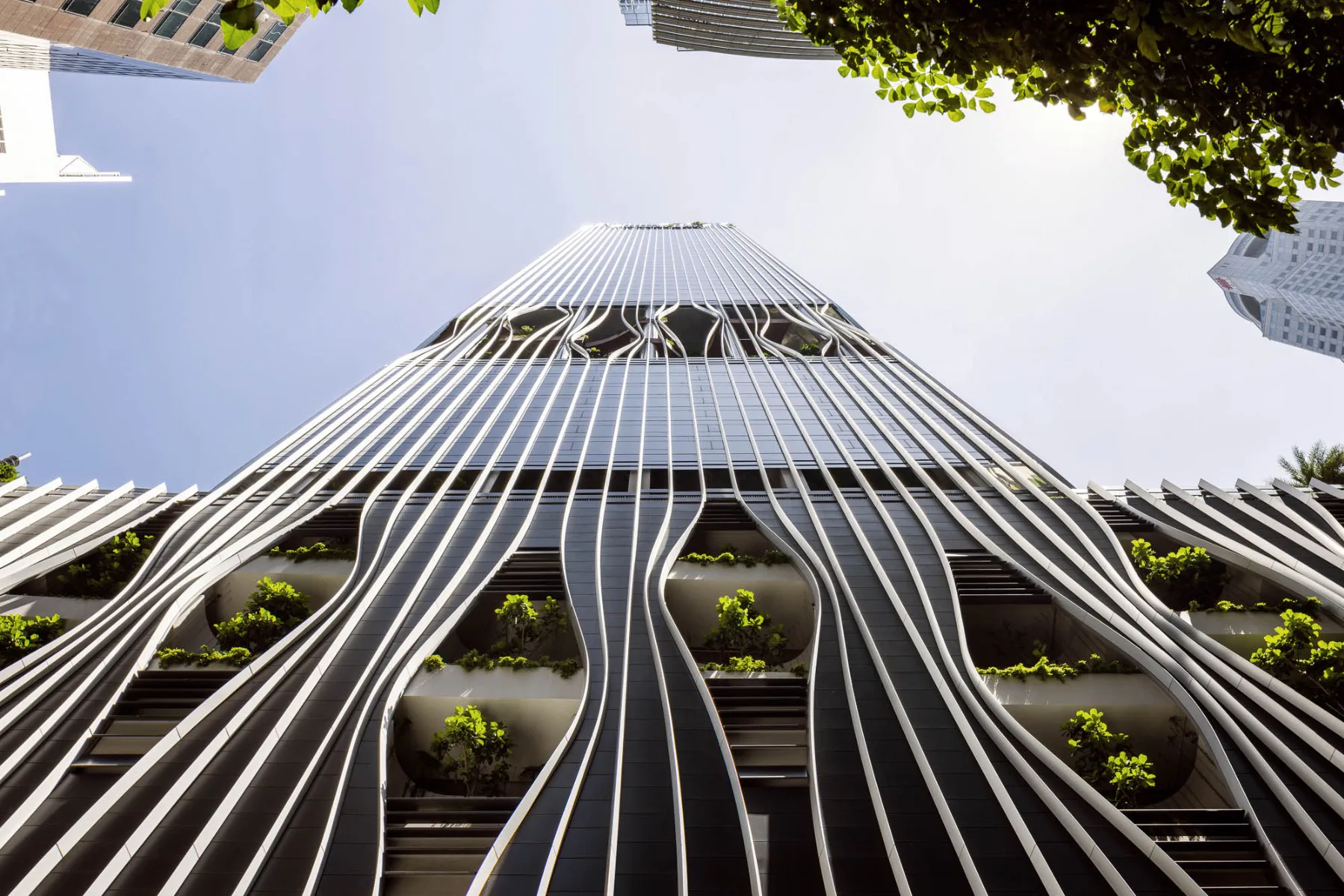 Unter dem Titel CapitaSpring komplettieren die beiden Büros BIG und Carlo Ratti Associati (CRA) einen 280 m hohen Wolkenkratzer mit biophilem Design.