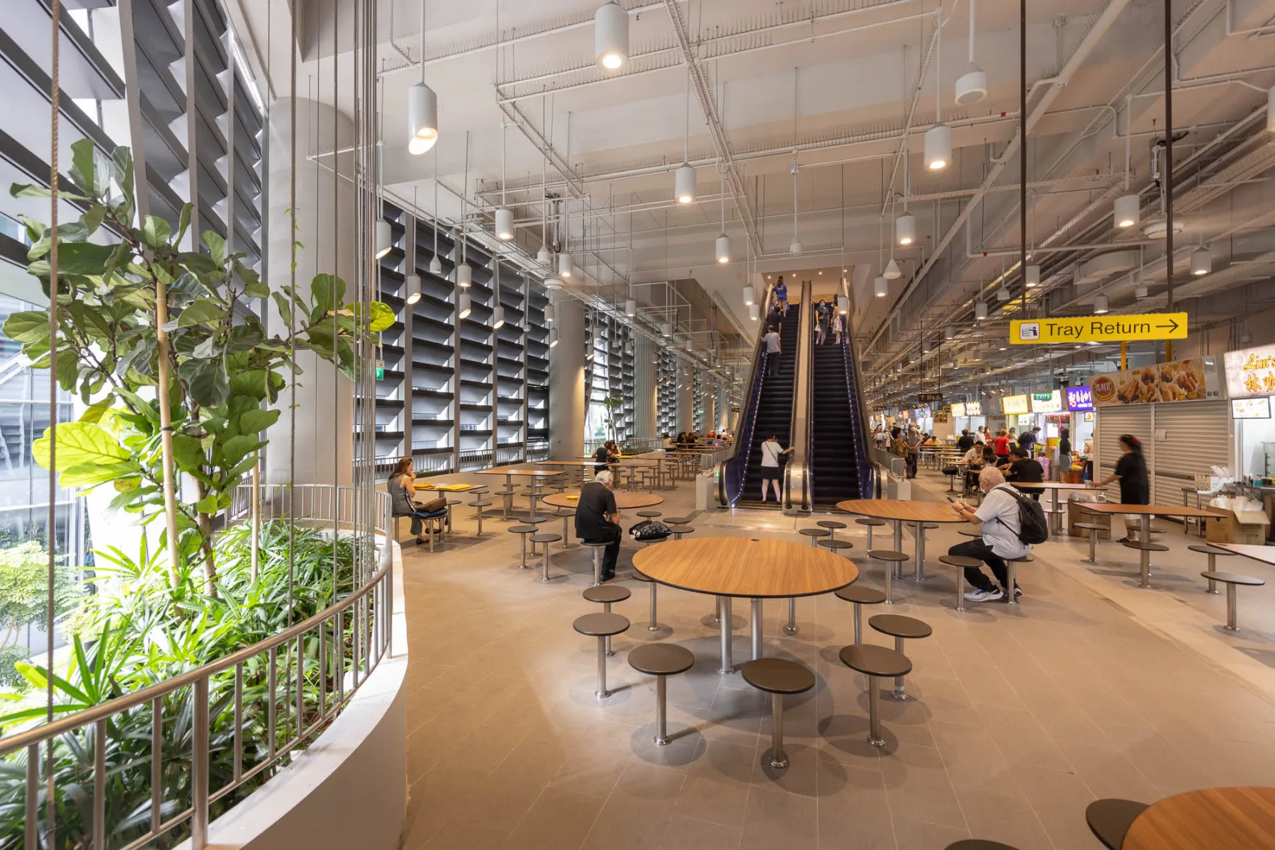 Mit Restaurants, Büroflächen, Wohnungen und einem Skygarden bietet CapitaSpring ein gemischtes Nutzungsprogramm.