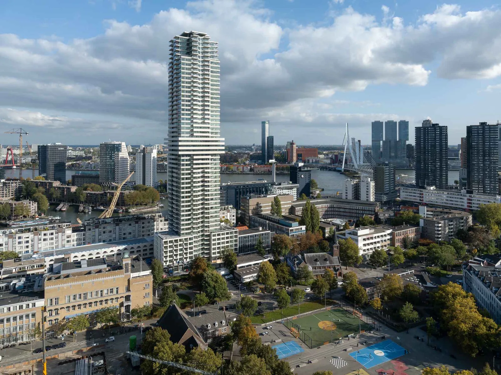 Das Wohnhochhaus Cooltoren liegt im Zentrum von Rotterdam.