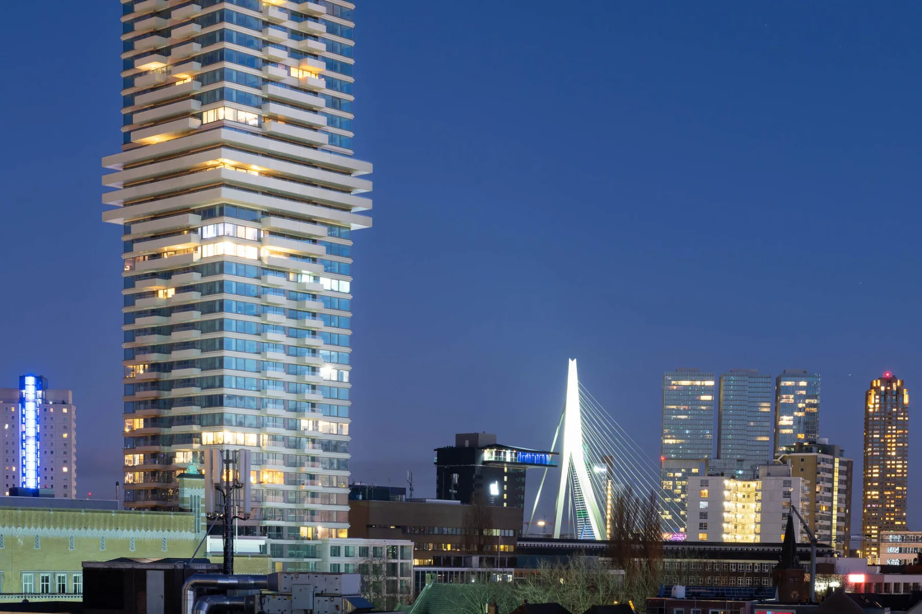 Cooltoren bei Nacht