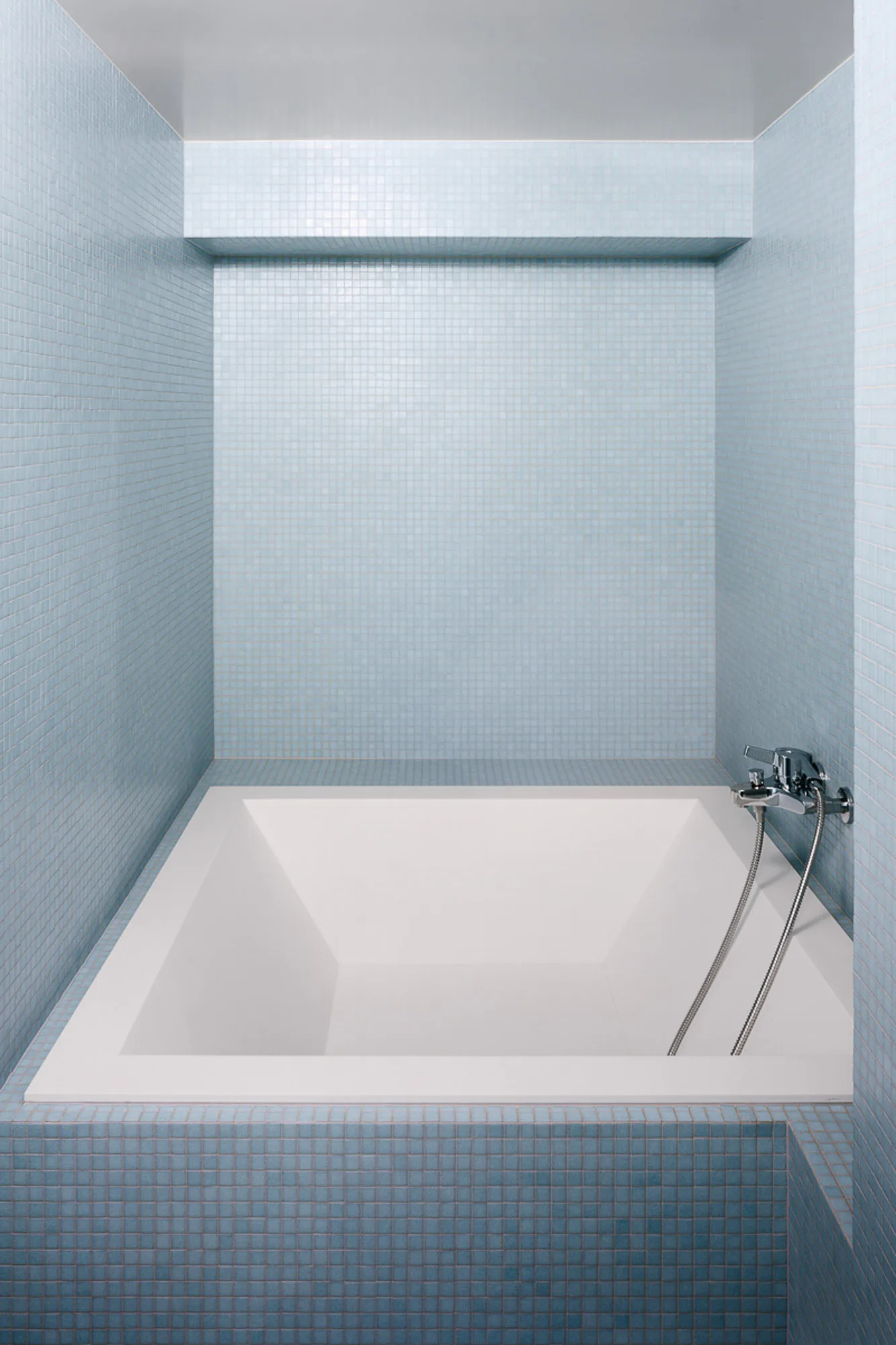 Blaue Mosaikfliesen im Bad