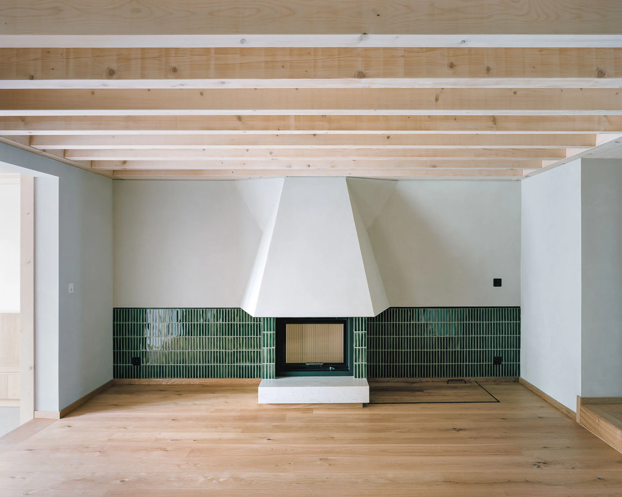 Das Herzstück des Wohnraums ist der Kamin.
