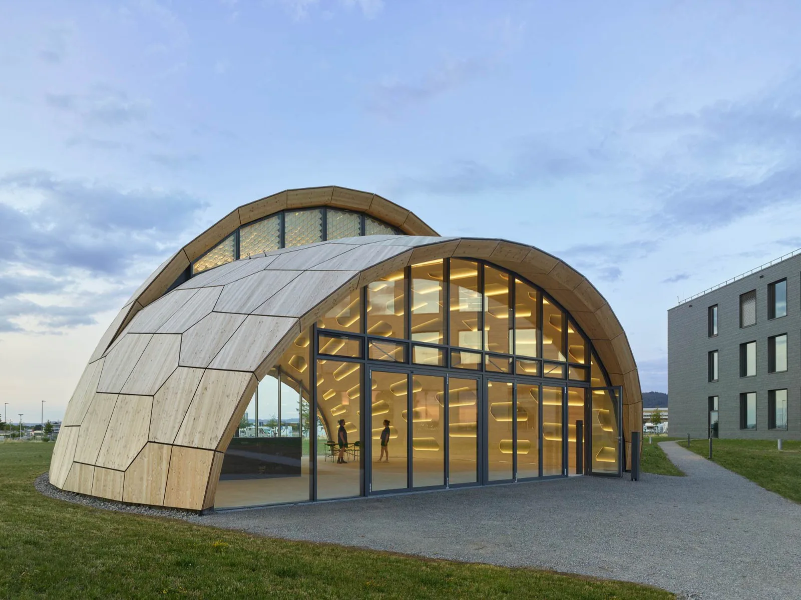 Die LivMatS Biomimetic Shell steht auf dem Campus der Albert-Ludwigs-Universität Freiburg.