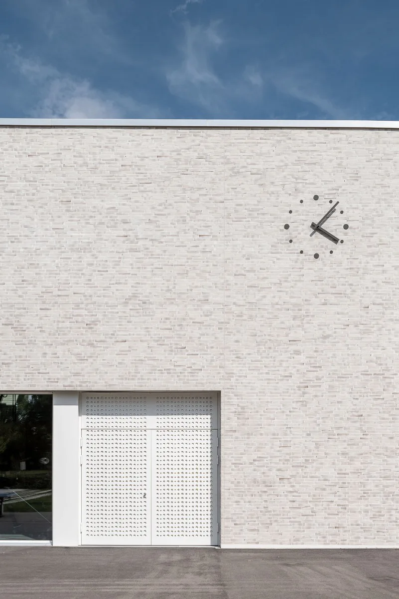 Durch die einheitliche Materialwahl der Fassade aus gebranntem Klinker entsteht ein harmonisches Gesamtbild.
