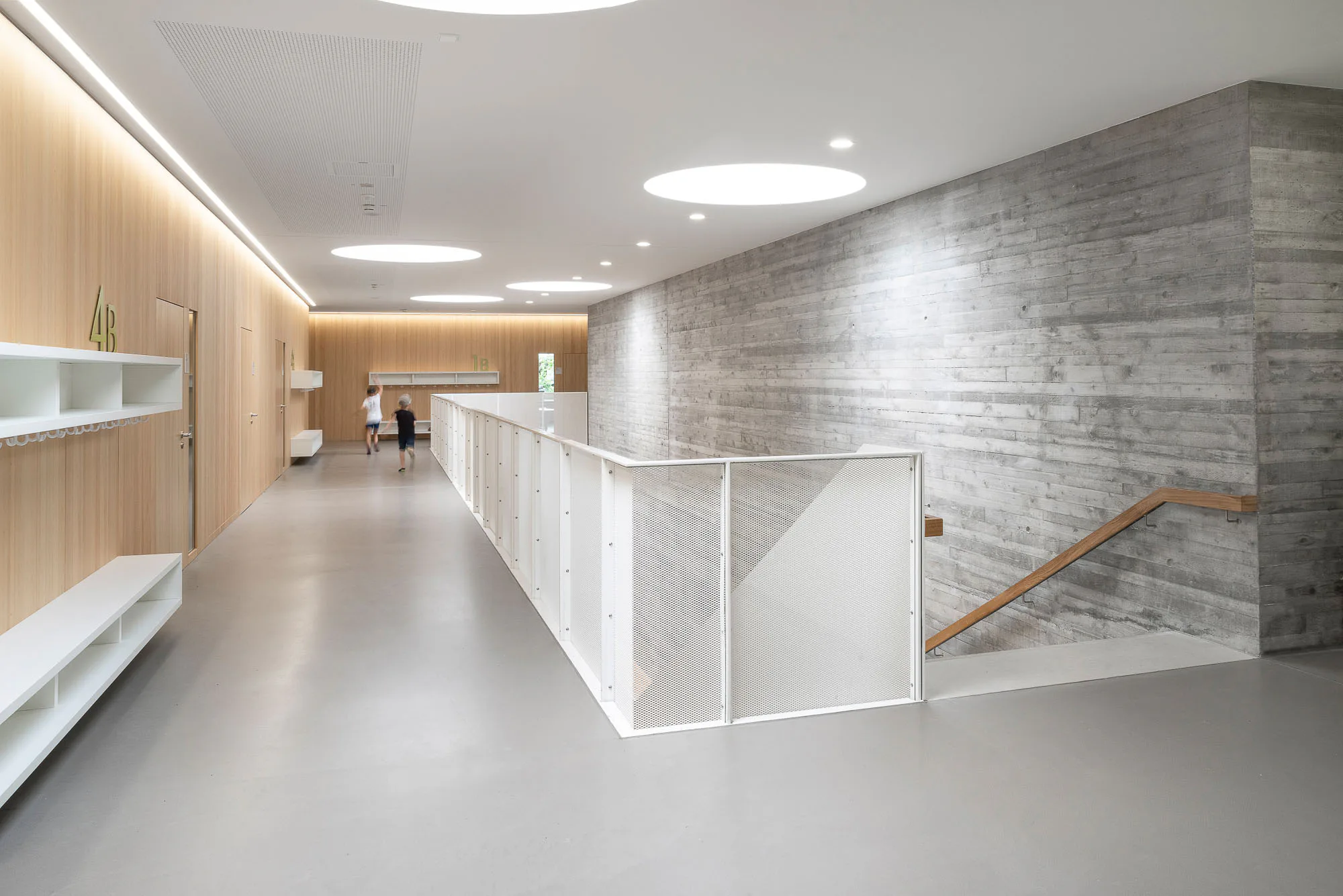 Im Innenraum dominieren die Materialien Weißtanne und Sichtbeton.