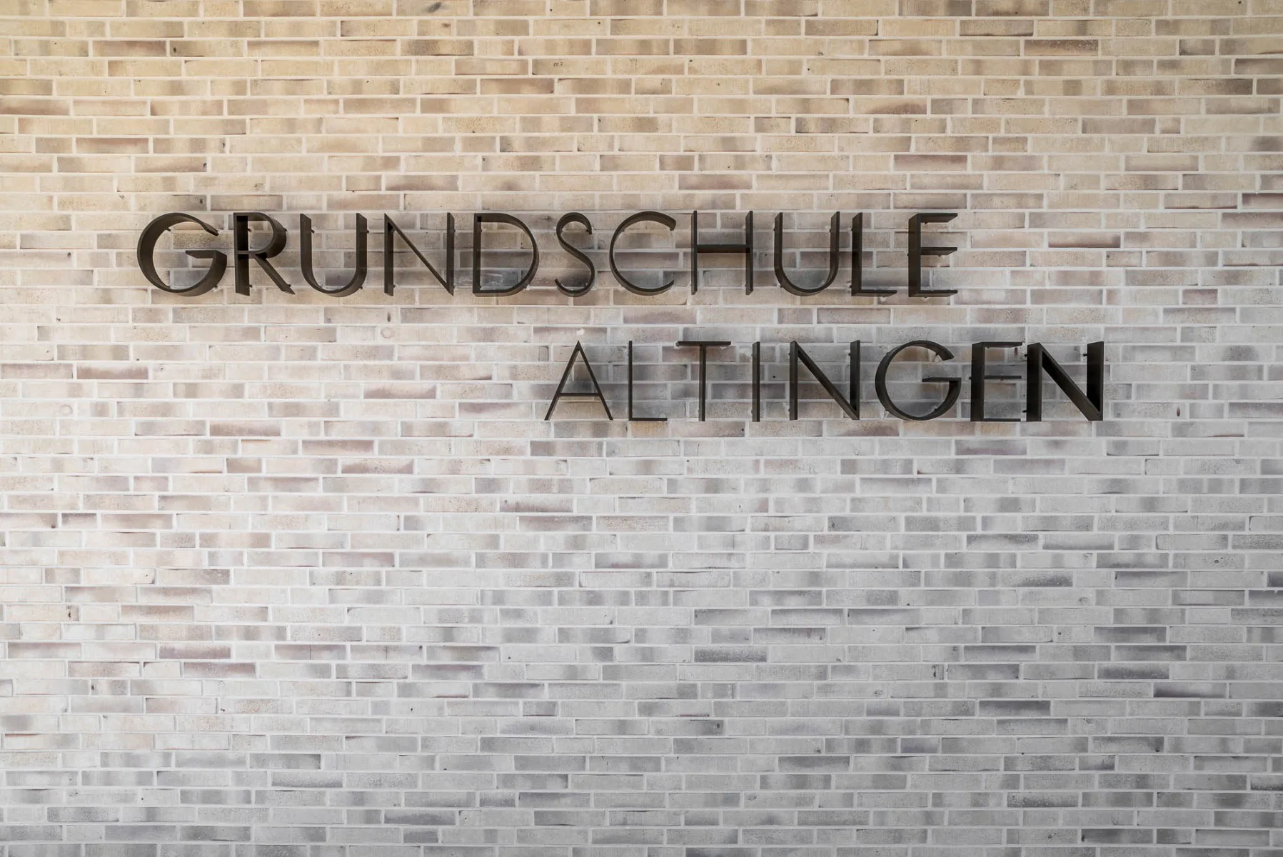 Die Fassade der Grundschule besteht aus gebranntem Klinker.