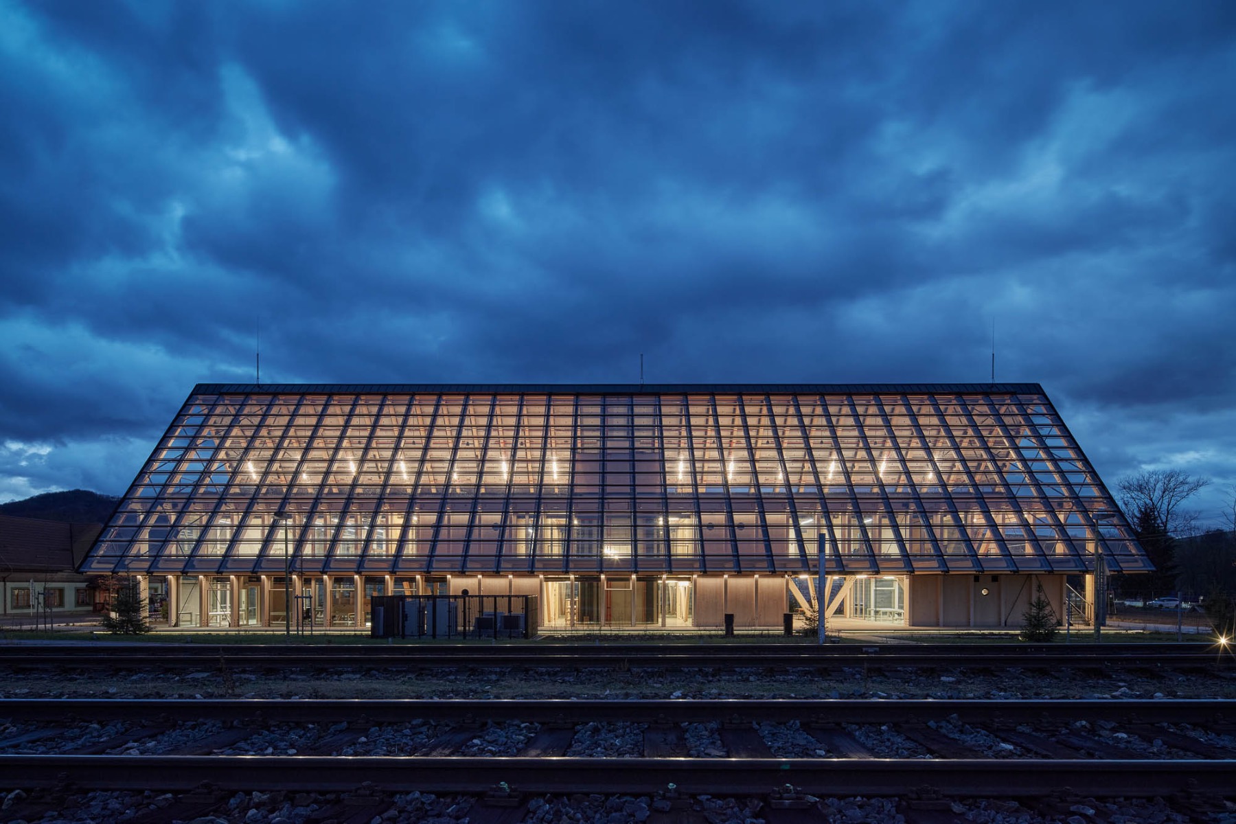 Hauptsitz des Holzwerks Kloboucká Lesní von Mjölk Architekti