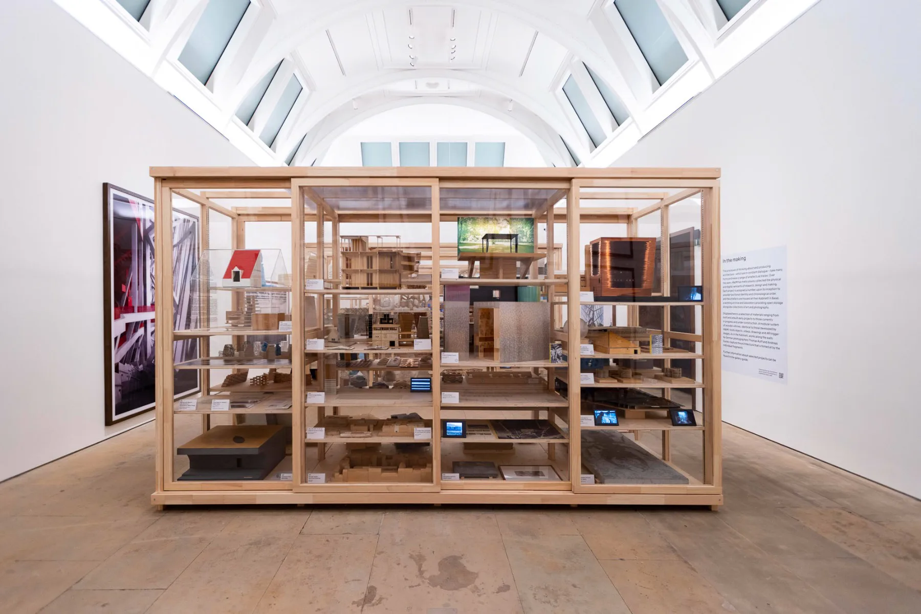 Blick in die Archivregale der Ausstellung von Herzog & de Meuron in der Royal Academy of Arts, London. © Royal Academy of Arts, London, Foto: David Parry; © Herzog & de Meuron