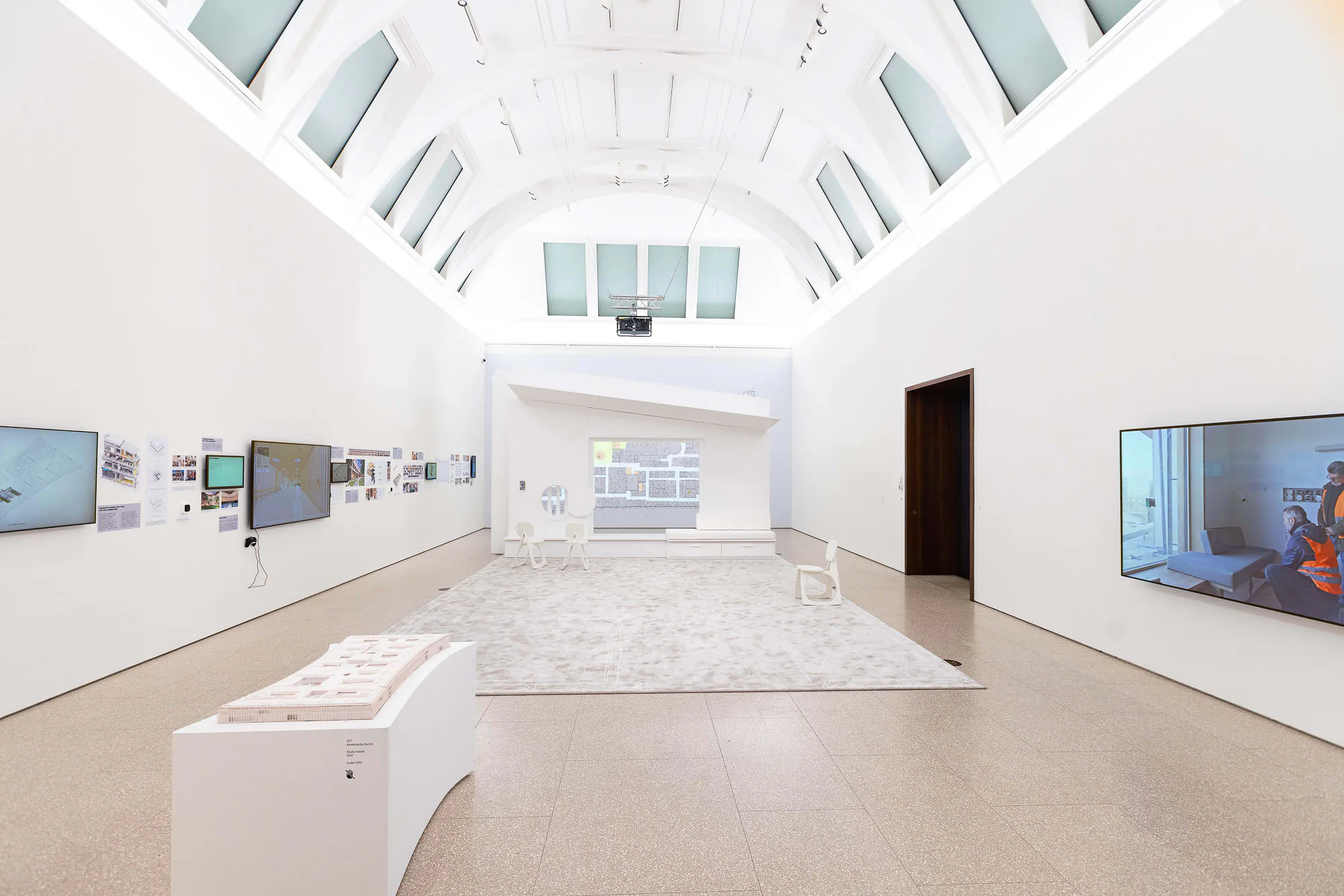 Der Entwurfs- und Entstehungsprozess des Kinderkrankenhauses in Zürich wird im dritten Ausstellungsraum thematisiert. © Royal Academy of Arts, London, Foto: David Parry