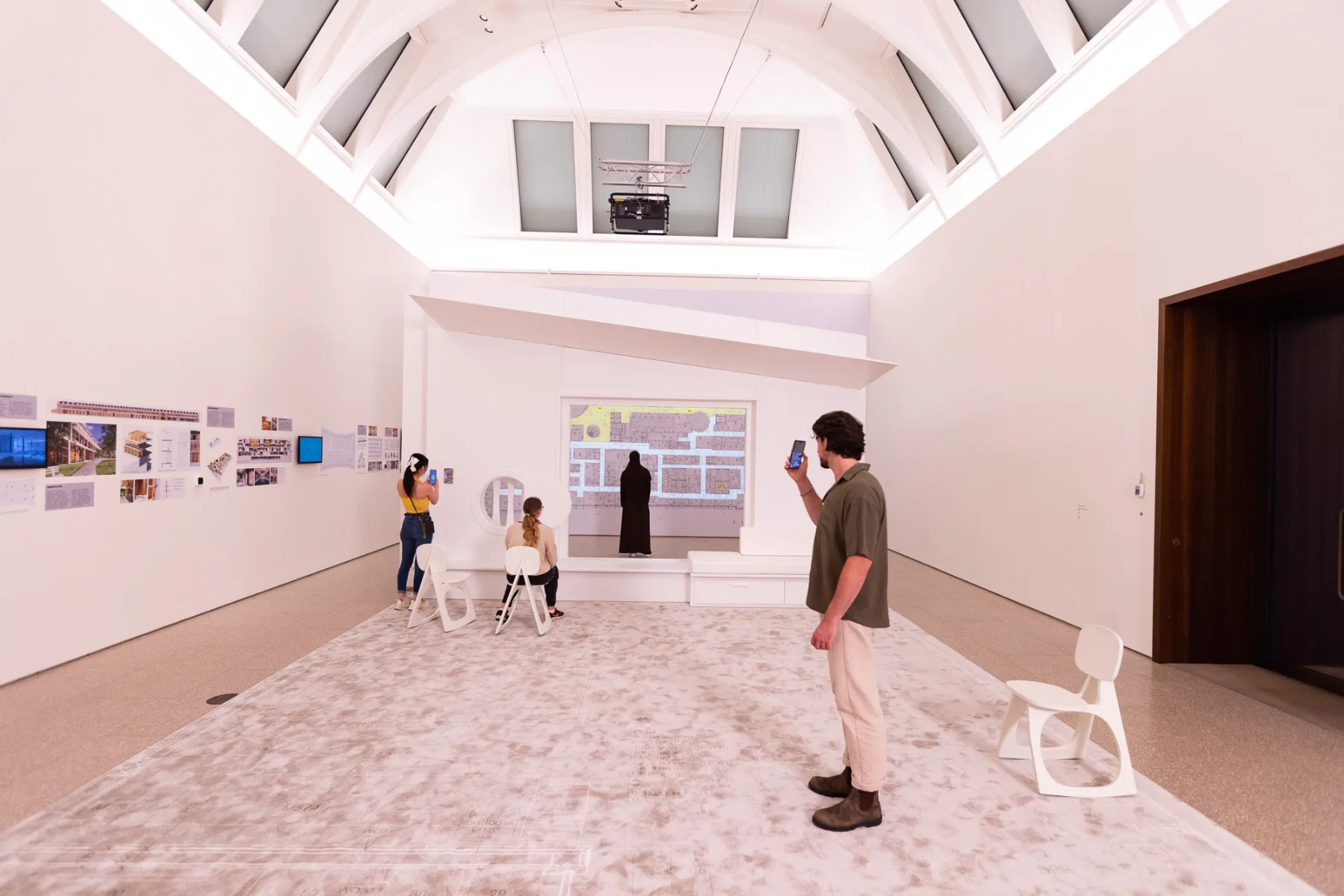 AR-Technologie ermöglicht einen genaueren Einblick in das Kinderkrankenhaus in Zürich über das eigene Smartphone. © Royal Academy of Arts, London, Foto: David Parry