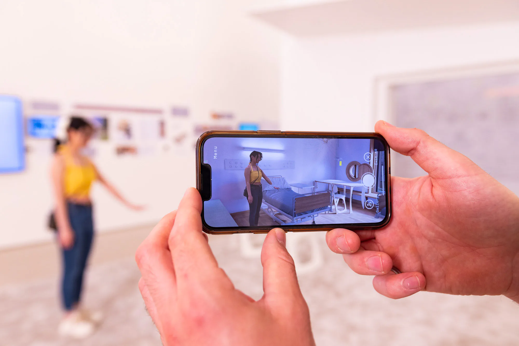 Mittels AR-Technologie können die Modelle auf dem eigenen Smartphone genauer betrachtet werden. © Royal Academy of Arts, London, Foto: David Parry