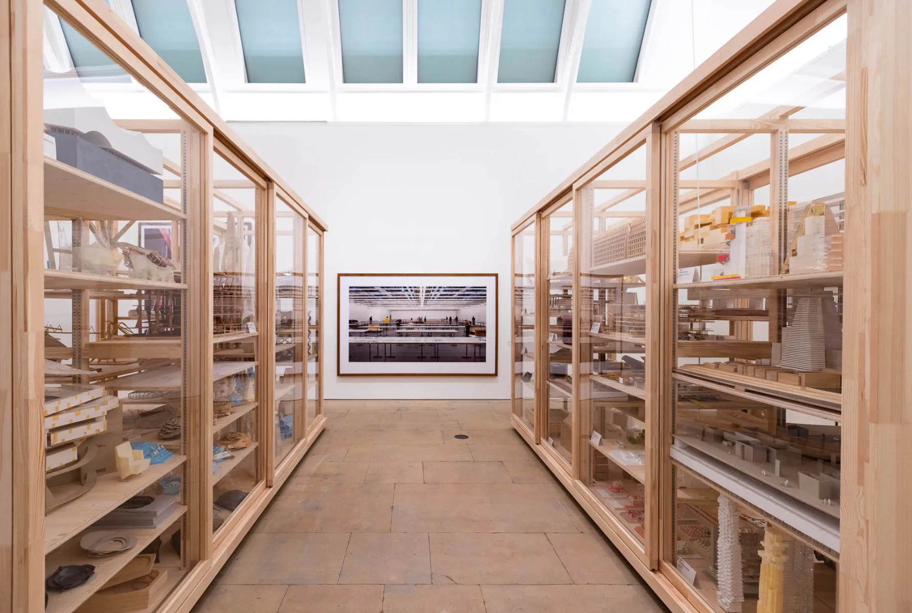 Blick in die Archivregale der Ausstellung von Herzog & de Meuron in der Royal Academy of Arts, London. © Royal Academy of Arts, London, Foto: David Parry; © Herzog & de Meuron