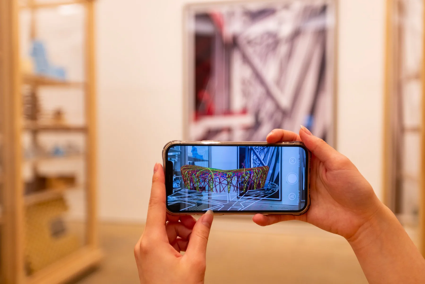 Mittels AR-Technologie können die Modelle auf dem eigenen Smartphone genauer betrachtet werden. © Royal Academy of Arts, London, Foto: David Parry