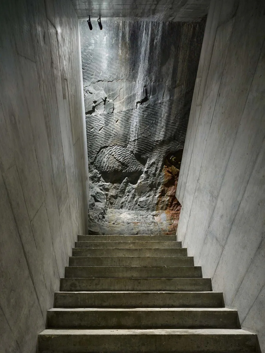 Über die Jahrzehnte kamen immer wieder neue Ausstellungsattraktionen hinzu, als jüngste ein in den Fels gesprengter spektakulärer Parcours.