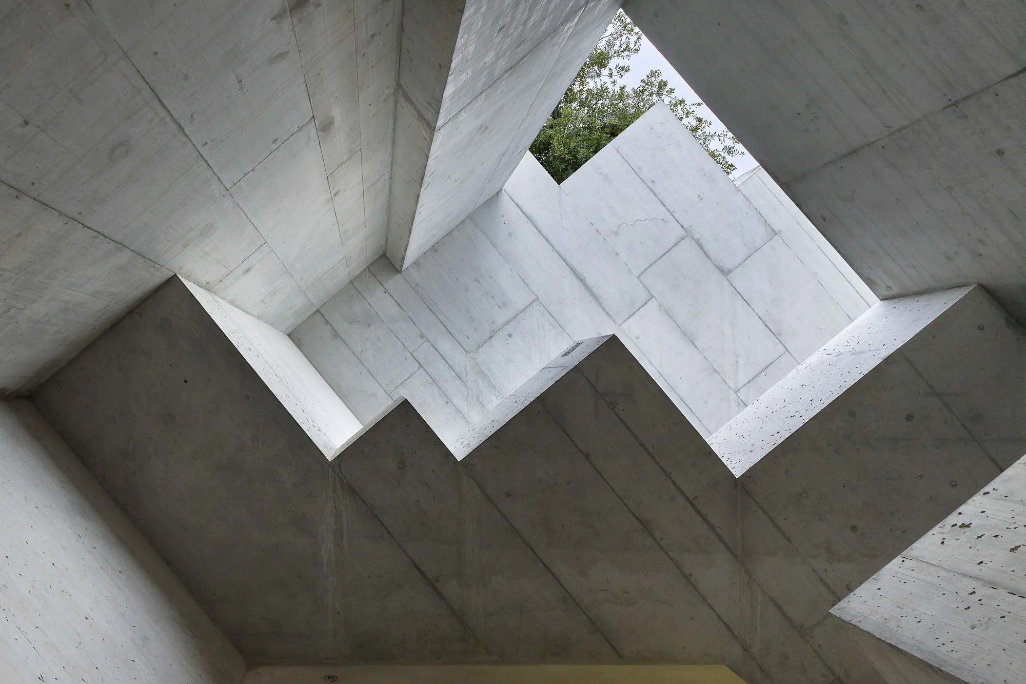 Das Portal besteht aus schräg gestellten Betonblöcken.