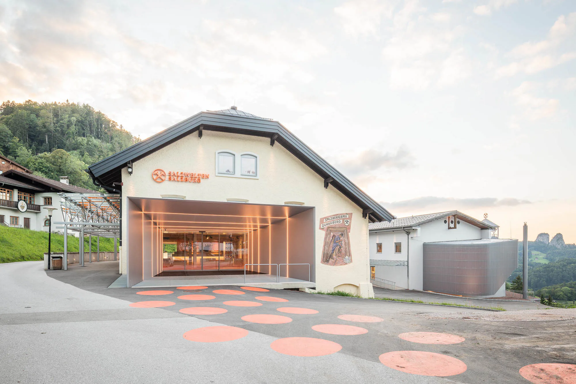 Große orangefarbene Kreise auf dem Boden des Schaubergwerks Salzwelten Salzburg lenken in das neue multifunktionale Informationszentrum.