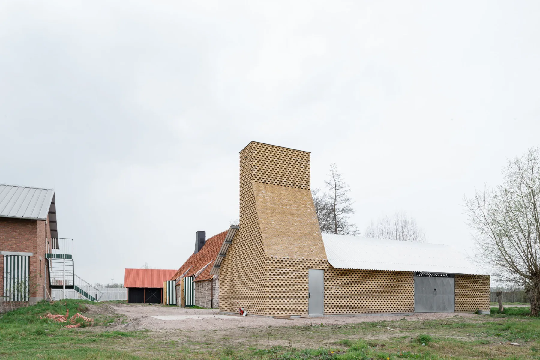 Eine neue Hütte beherbergt die Hackschnitzheizung.