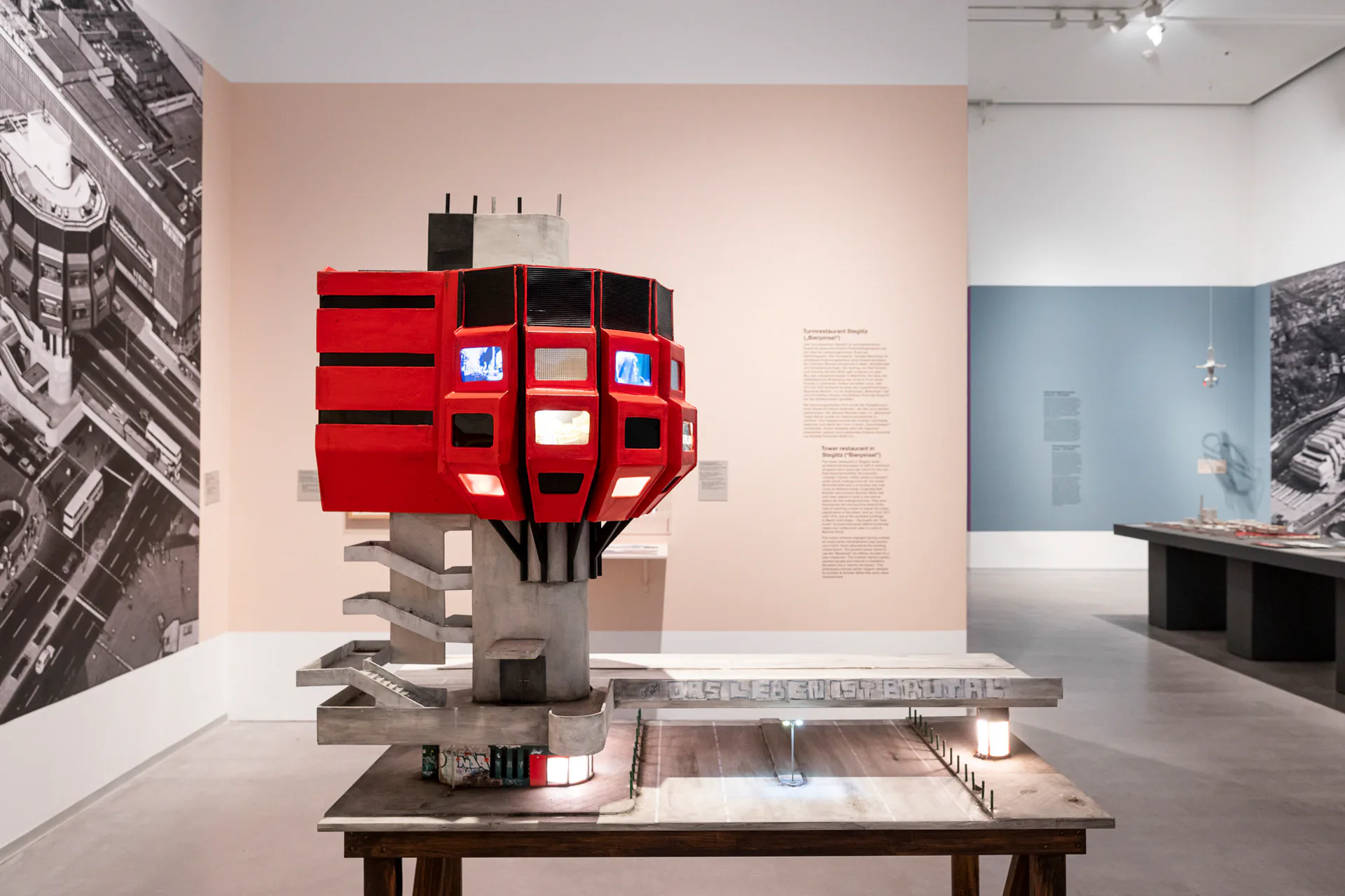 Blick in die Ausstellung „Suddenly Wonderful“