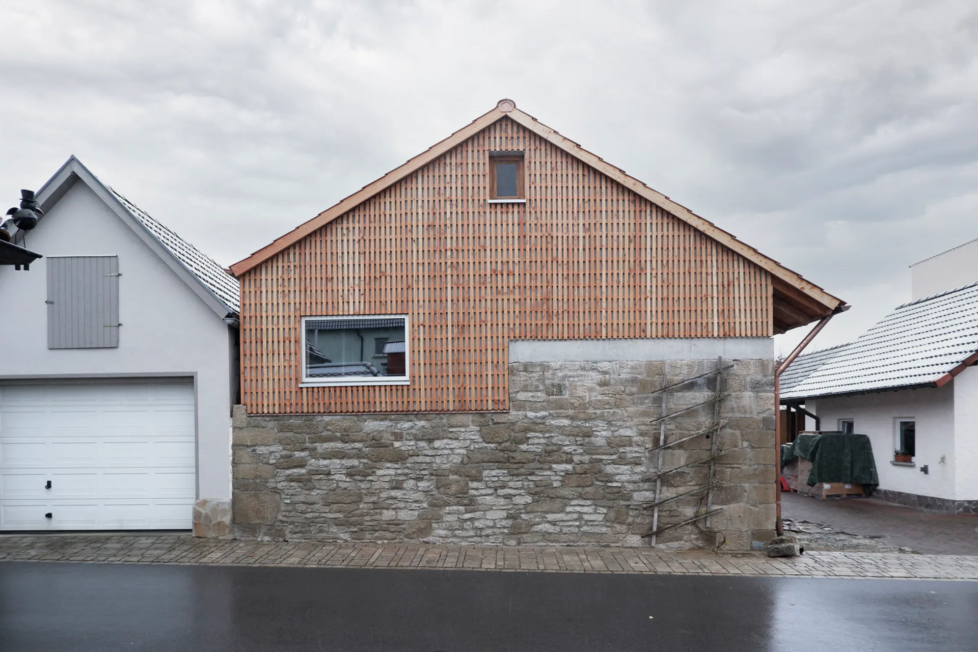 Die Fassaden sind gestalterisch an die ortstypische fränkische Architektur angelehnt.