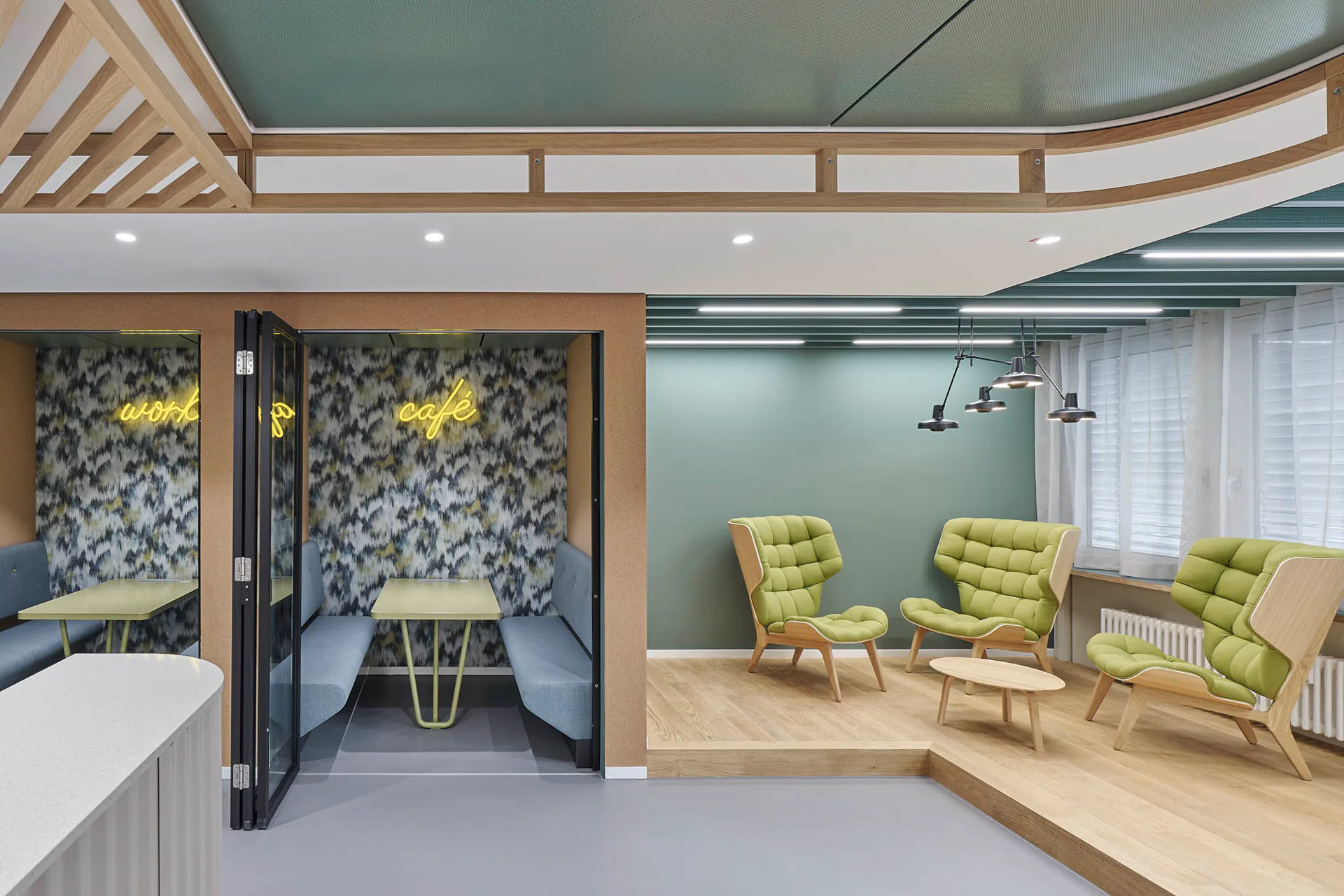 Eine Sitzecke und zwei Separees im Workcafé werden unterschiedlichen Kommunikationsbedürfnissen gerecht.
