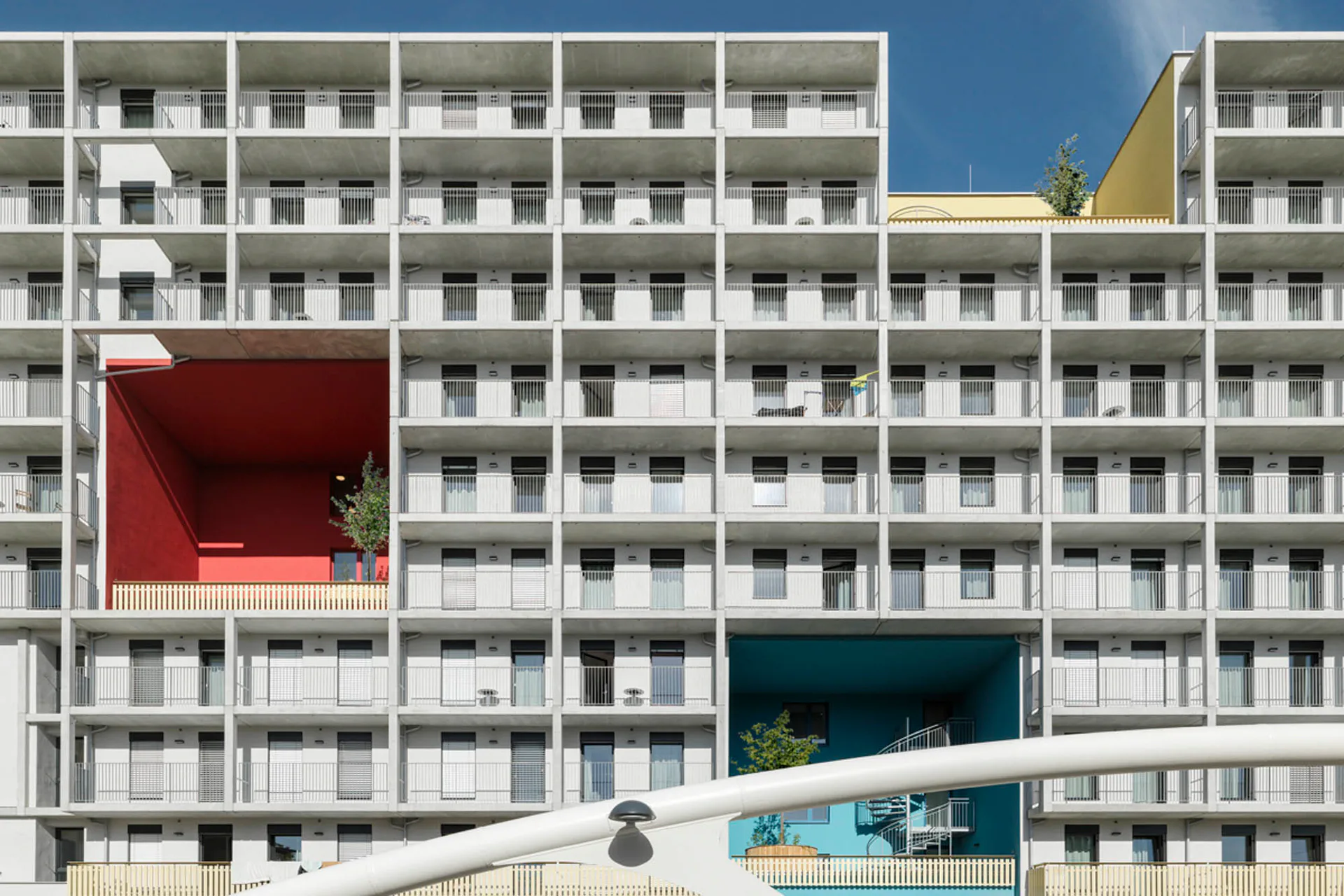 Große Loggien in der Fassade bilden die Außenbereiche der Kleinraumwohnungen.