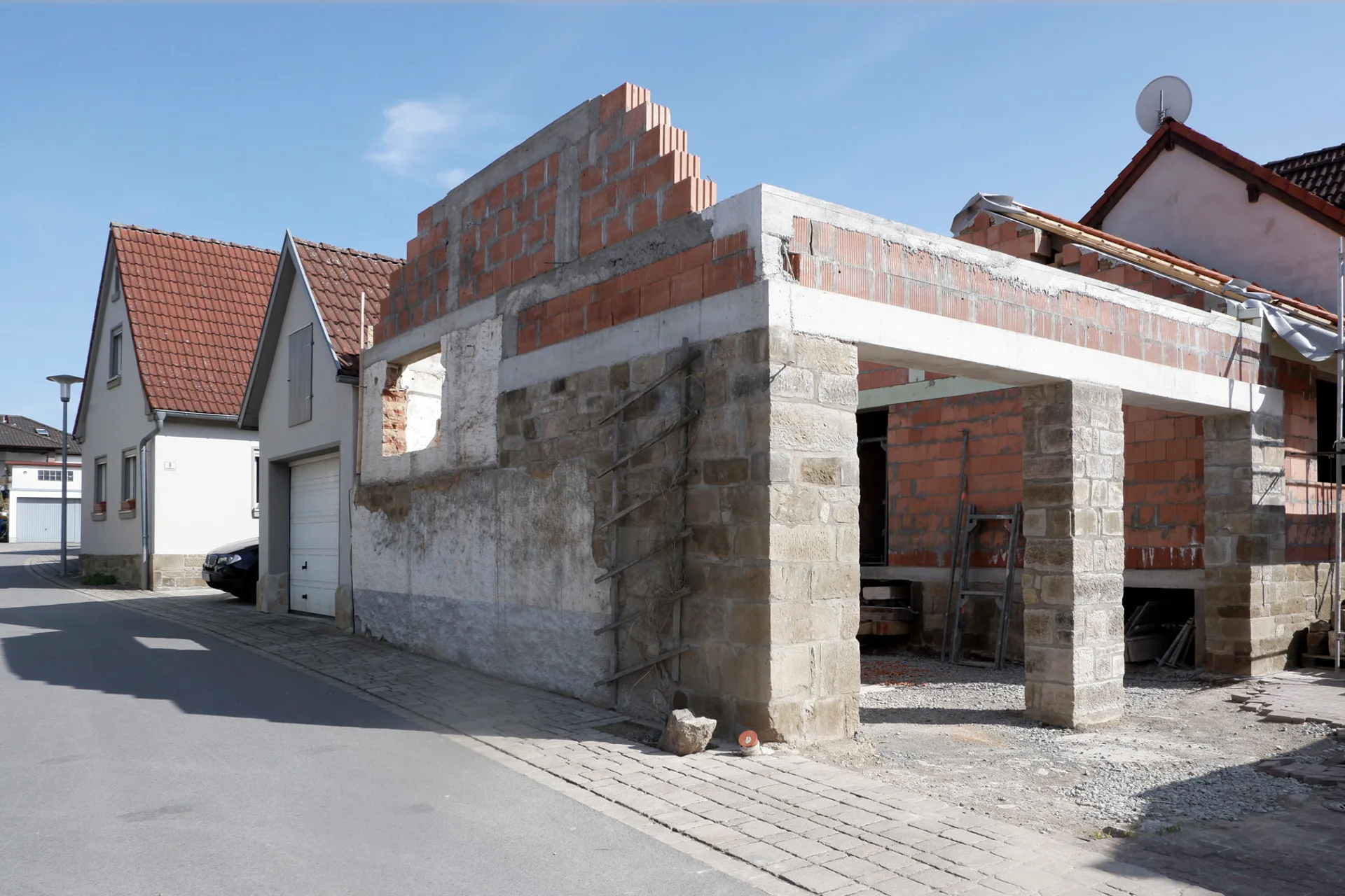 Die Gebäudehöhe des Bauernhauses wurde verringert.