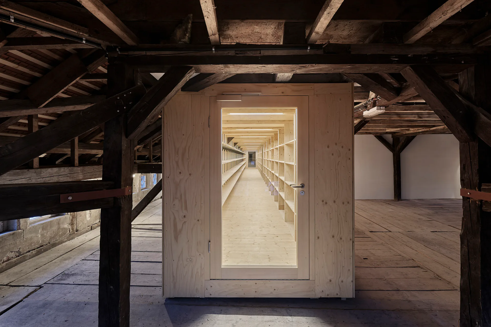 Eine Box aus Holz dient der Aufbewahrung von Büchern, Bastel- und Arbeitsmaterialien.