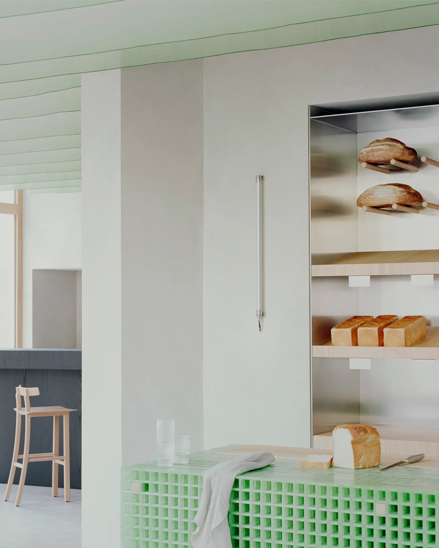Bäckerei mit Weinbar im Hintergrund