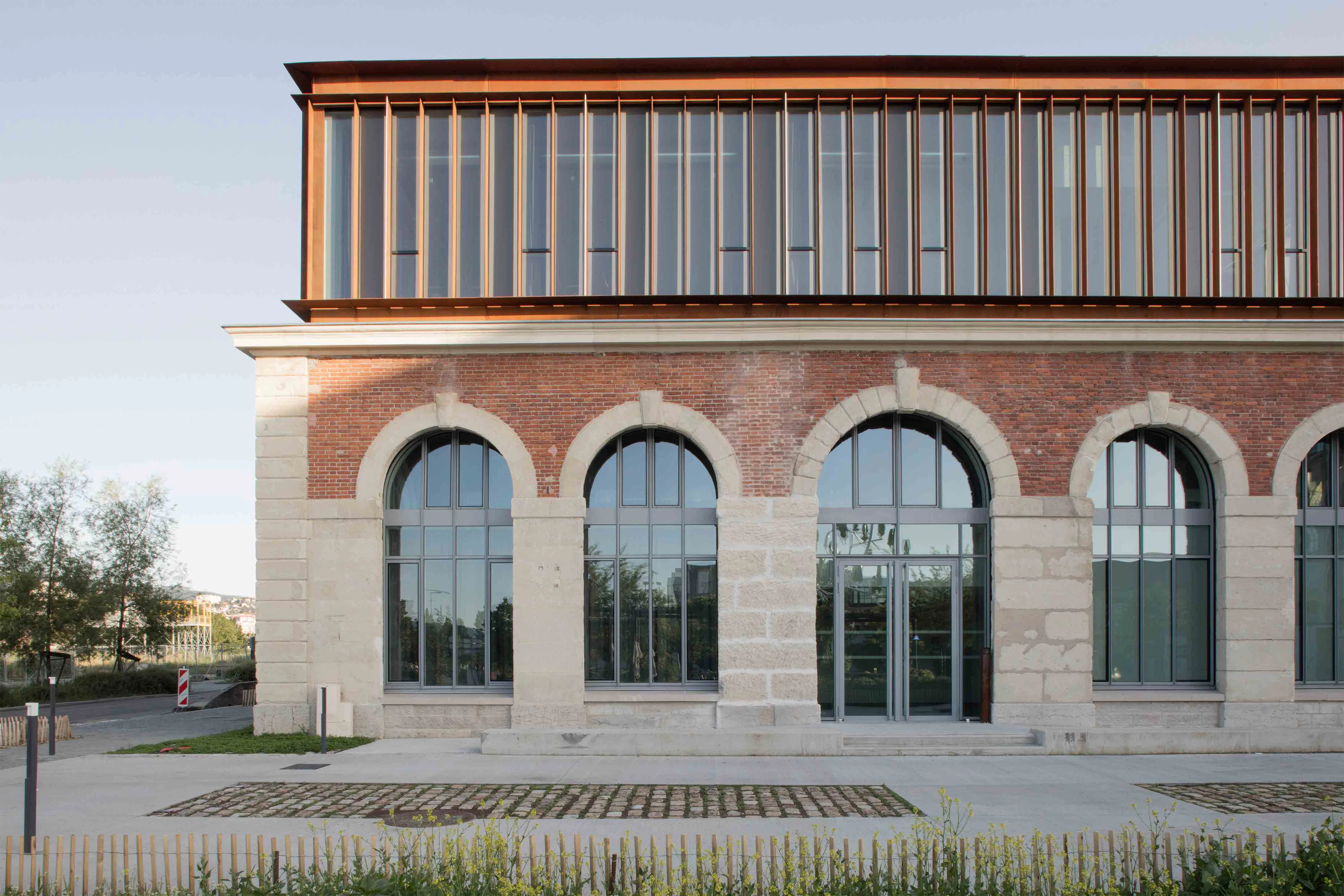 Die Fassade der eingeschossigen Aufstockung harmoniert mit der Fassade des Bestandsgebäudes.
