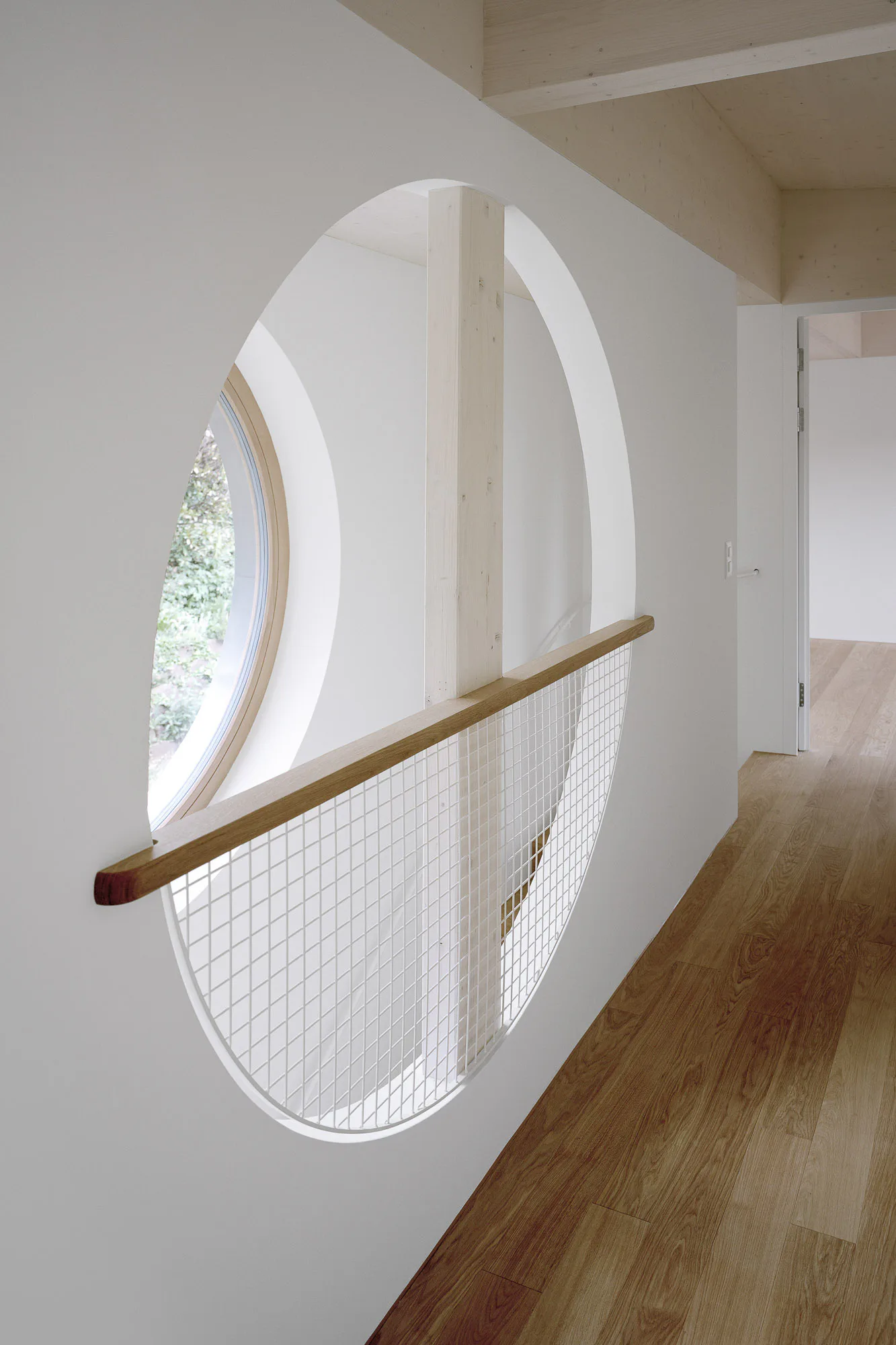 Treppenaufgang mit rundem Fenster