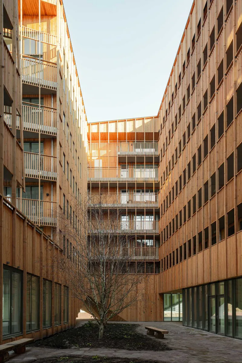 Innenhof des Wohnungsbaus Jonas in Amsterdam