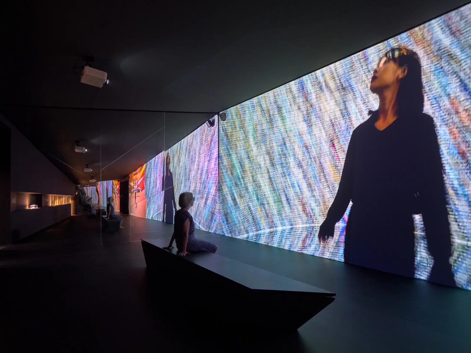 Ein Merkmal der Ausstellungsgestaltung ist der Bezug auf virtuelle Architektur. Zaha Hadid Architects