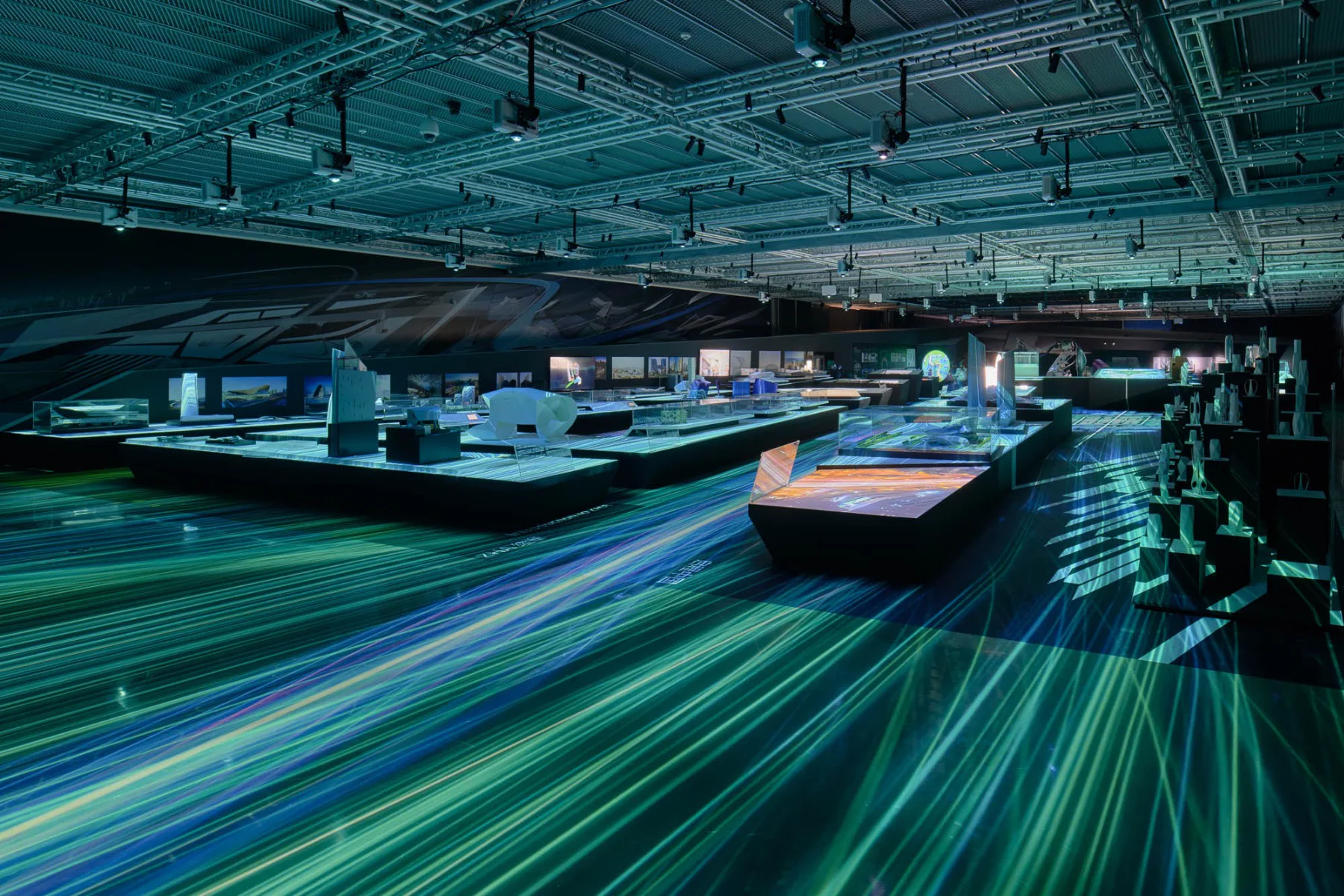 Durch Hochgeschwindigkeitsnetzwerke, die auf Ausstellungsflächen projiziert sind wird eine interaktive Benutzererfahrung ermöglicht. Zaha Hadid Architects