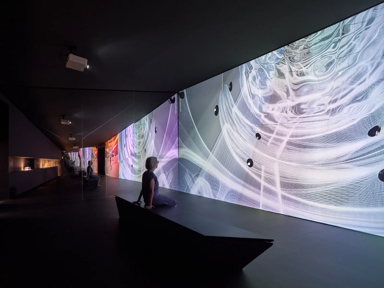 Ein Merkmal der Ausstellungsgestaltung ist der Bezug auf virtuelle Architektur. Zaha Hadid Architects